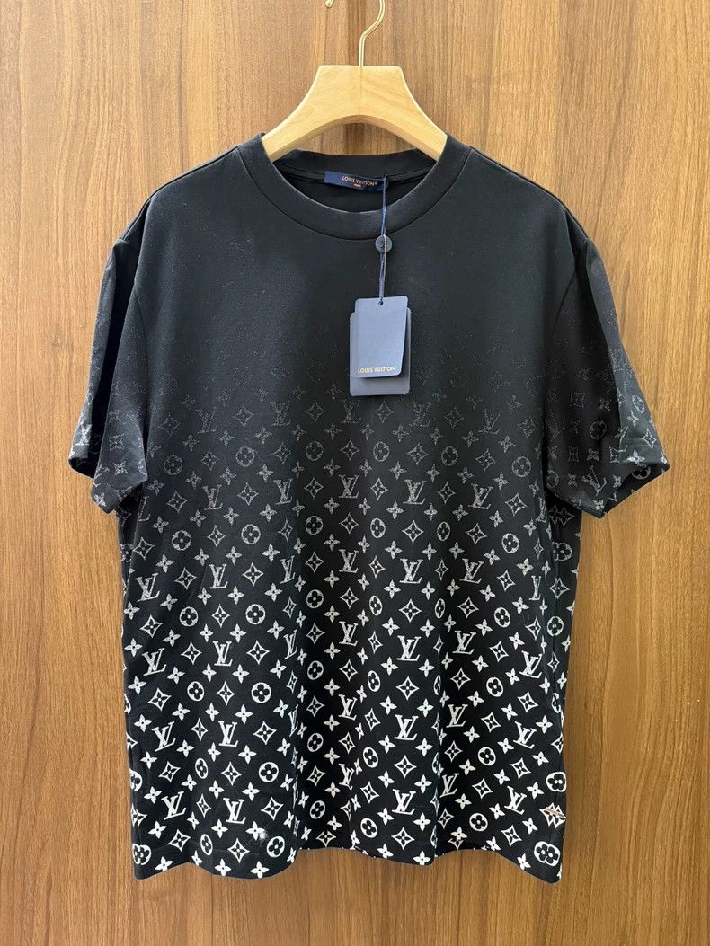 Louis Vuitton Louis Vuitton Full-print gradient logo short sleeve Size US L / EU 52-54 / 3 - 1 Thumbnail