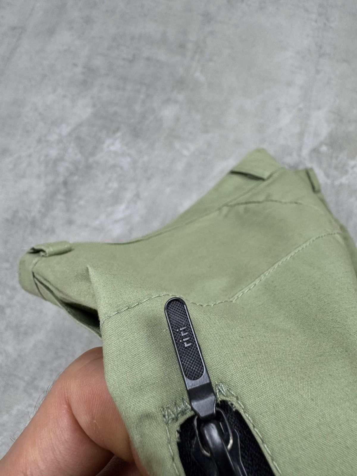 Vintage ROHAN Vintage Green Mens Outdoor Fatigues Pants size W36 Size US 36 / EU 52 - 9 Thumbnail
