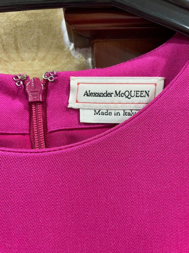 Alexander McQueen Alexander McQUEEN Rose red dress. Asymmetric design of skir Size S / US 4 / IT 40 - 3 Thumbnail