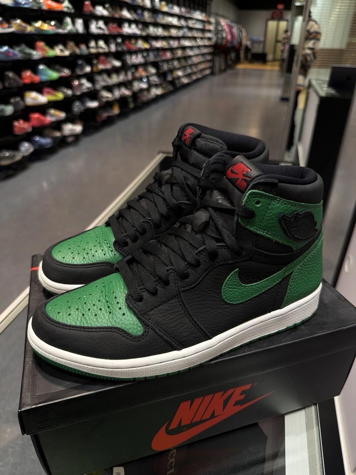 Jordan Brand Size 8.5 - Jordan 1 Retro OG High Pine Green 2.0 555088 030 Size US 8.5 / EU 41-42 - 7 Thumbnail