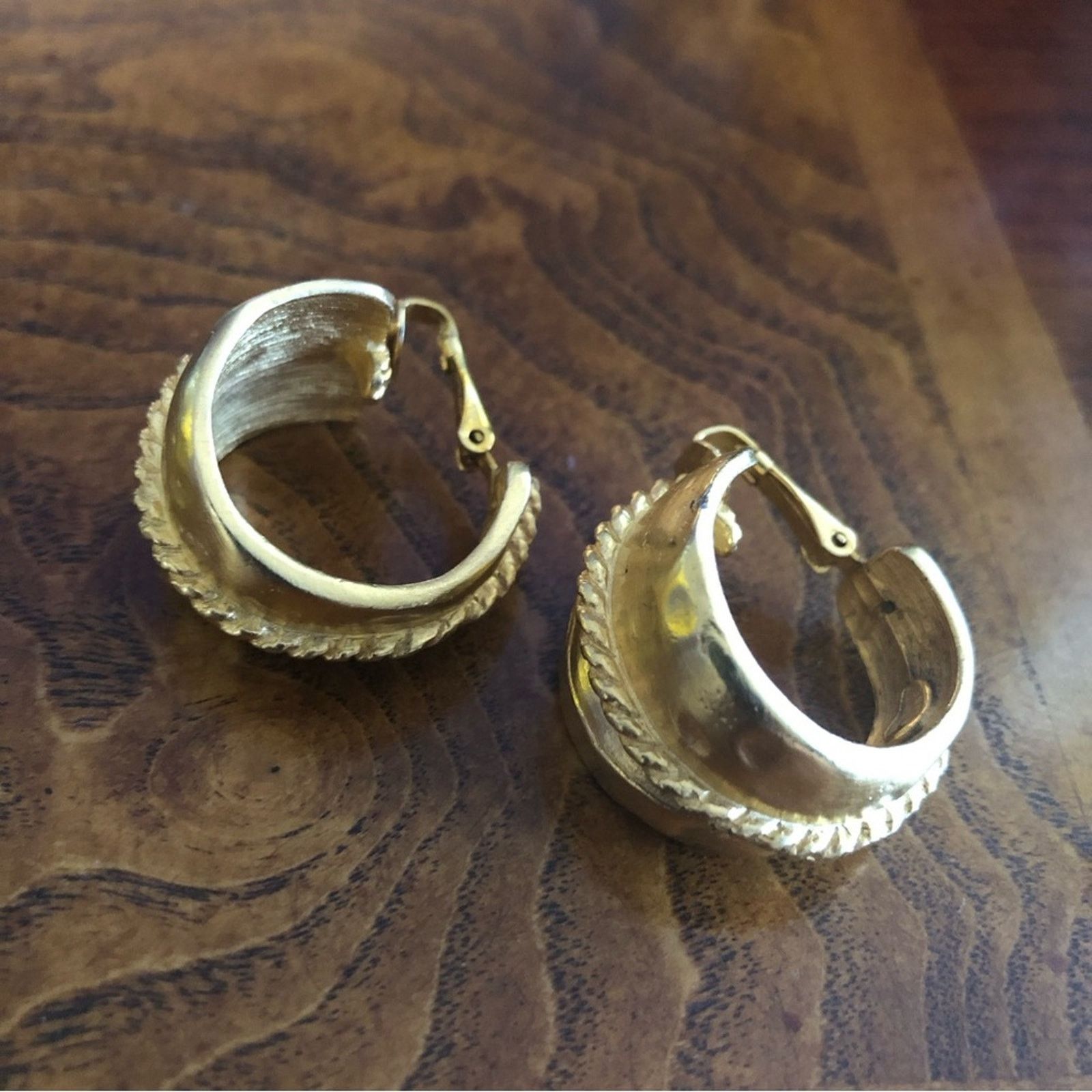 Kenneth Jay Lane Vintage 70s-80s Kenneth Jay Lane matte gold clip on earrings Size ONE SIZE - 6 Thumbnail