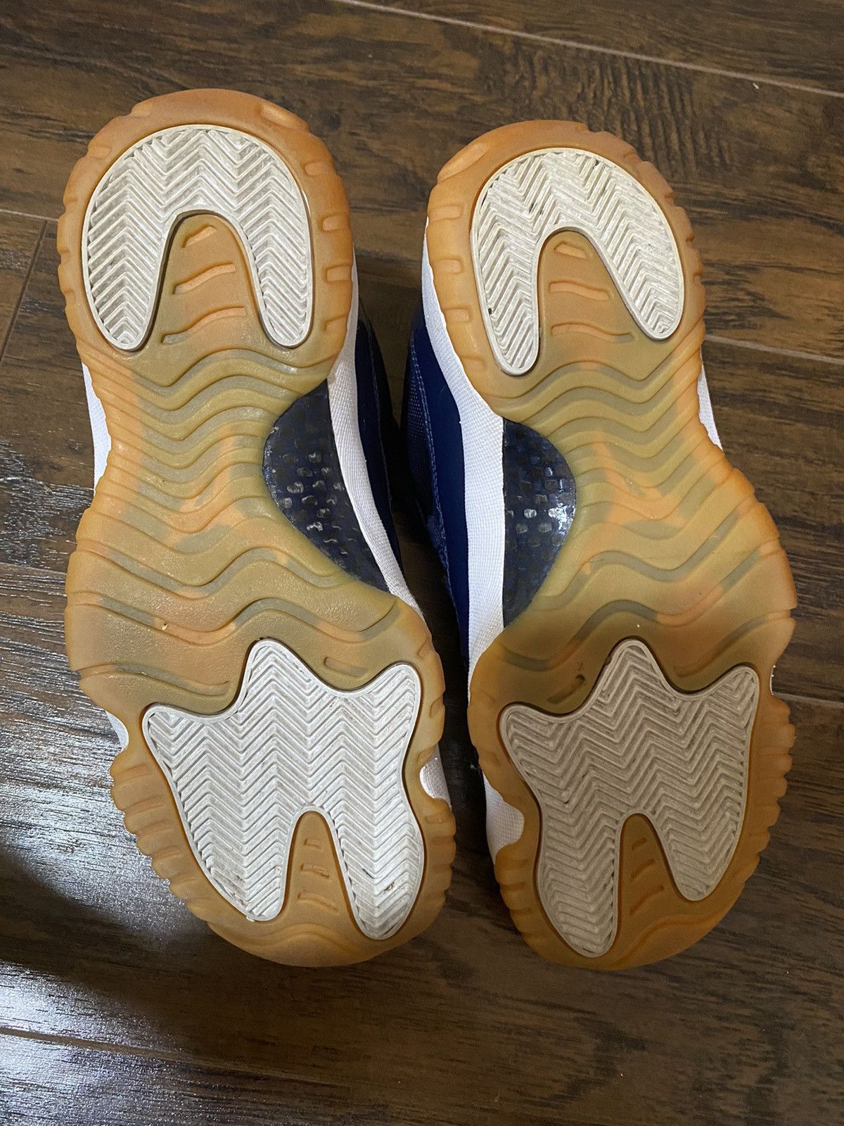 Jordan Brand Jordan 11 navy gum low (2016) Size US 8 / EU 41 - 6 Thumbnail