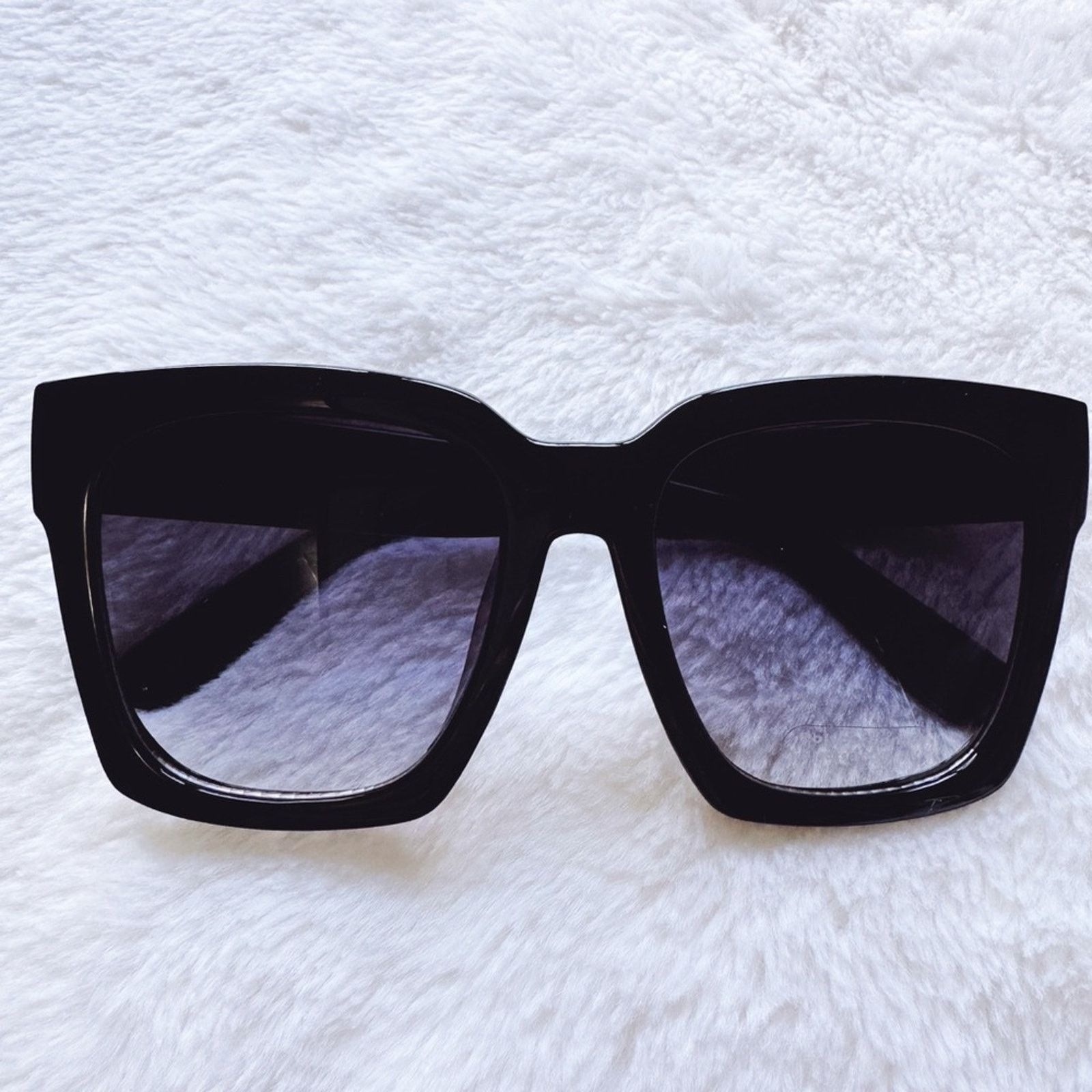 Other Liora Black Oversized Bold Sunglasses Size ONE SIZE - 1 Thumbnail