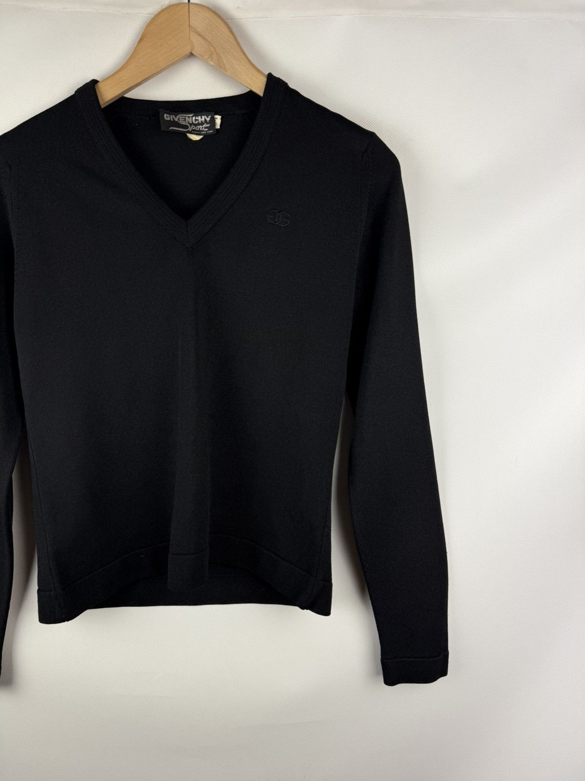 Givenchy Givenchy Vintage Ladies V-Neck Lightweight Sweater Pullover Size XS / US 0-2 / IT 36-38 - 3 Thumbnail