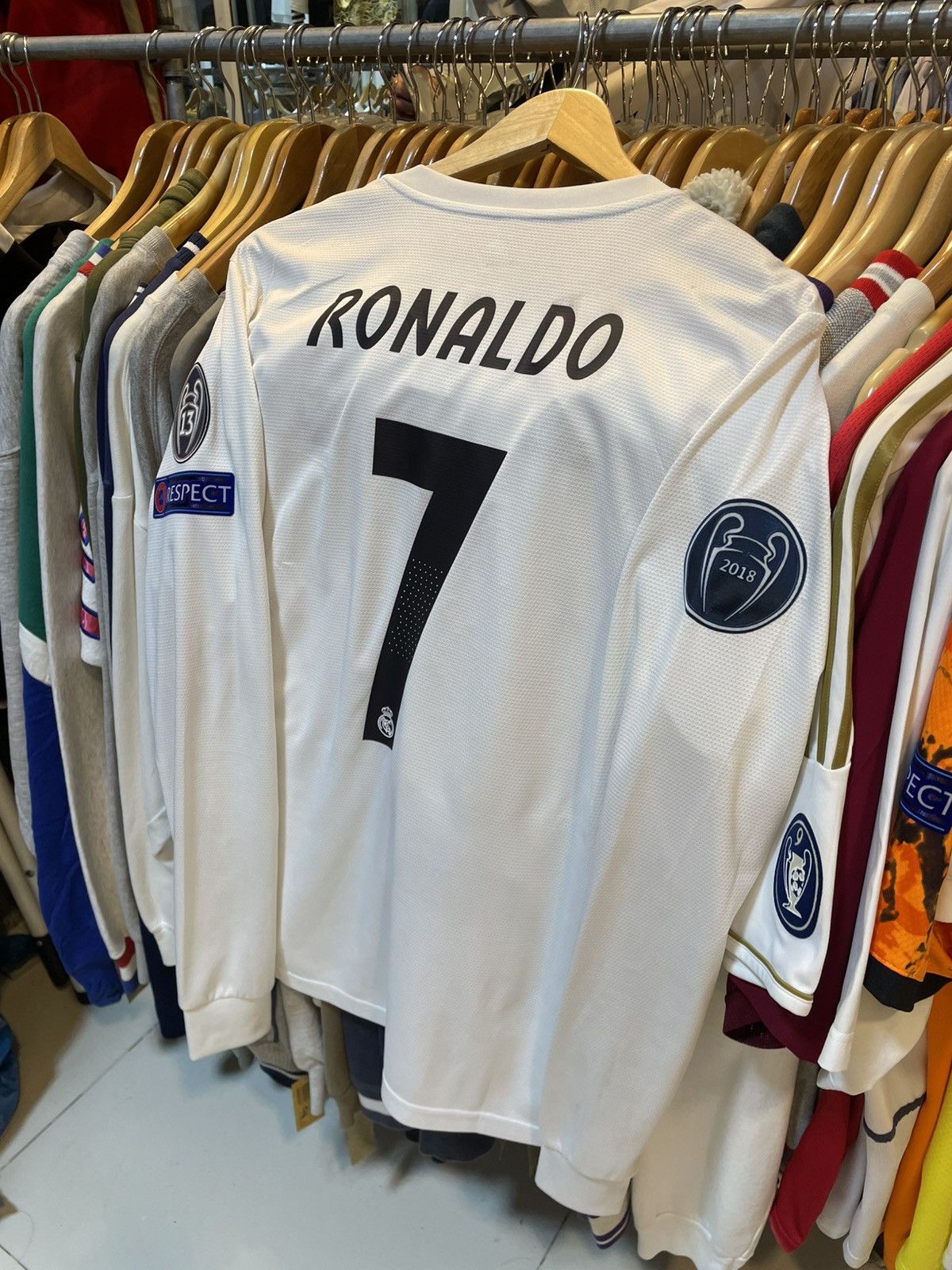 Adidas × Vintage 2018-2019 Real Madrid CR7 Long Sleeves Home Kit Size US L / EU 52-54 / 3 - 1 Thumbnail