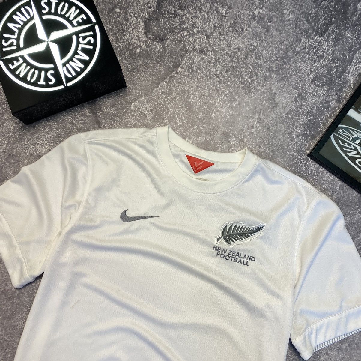 Vintage Vintage Nike FC New Zealand Football National team jersey Size US L / EU 52-54 / 3 - 3 Thumbnail