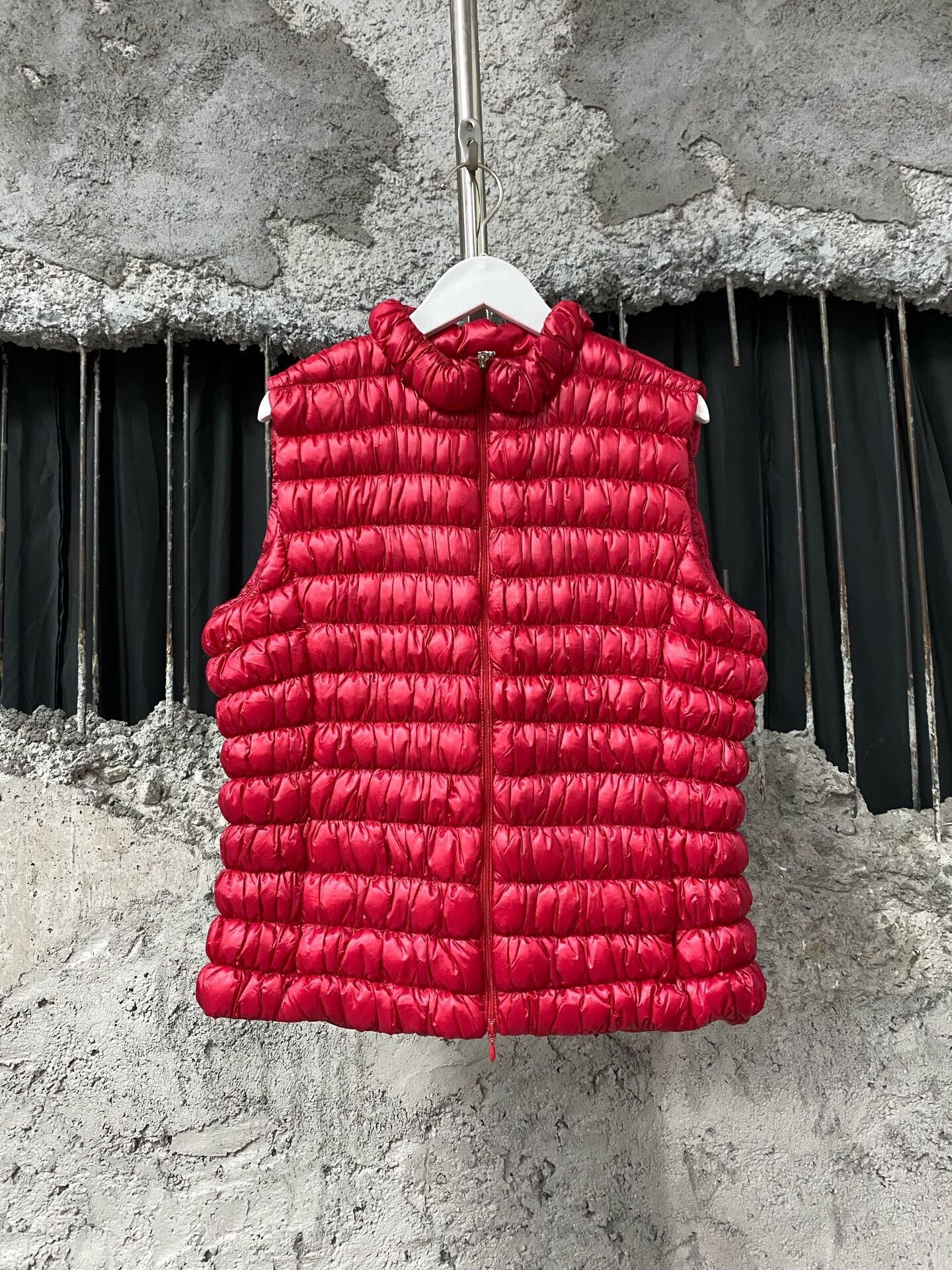 Moncler red moncler down vest for layering Size US M / EU 48-50 / 2 - 1 Thumbnail