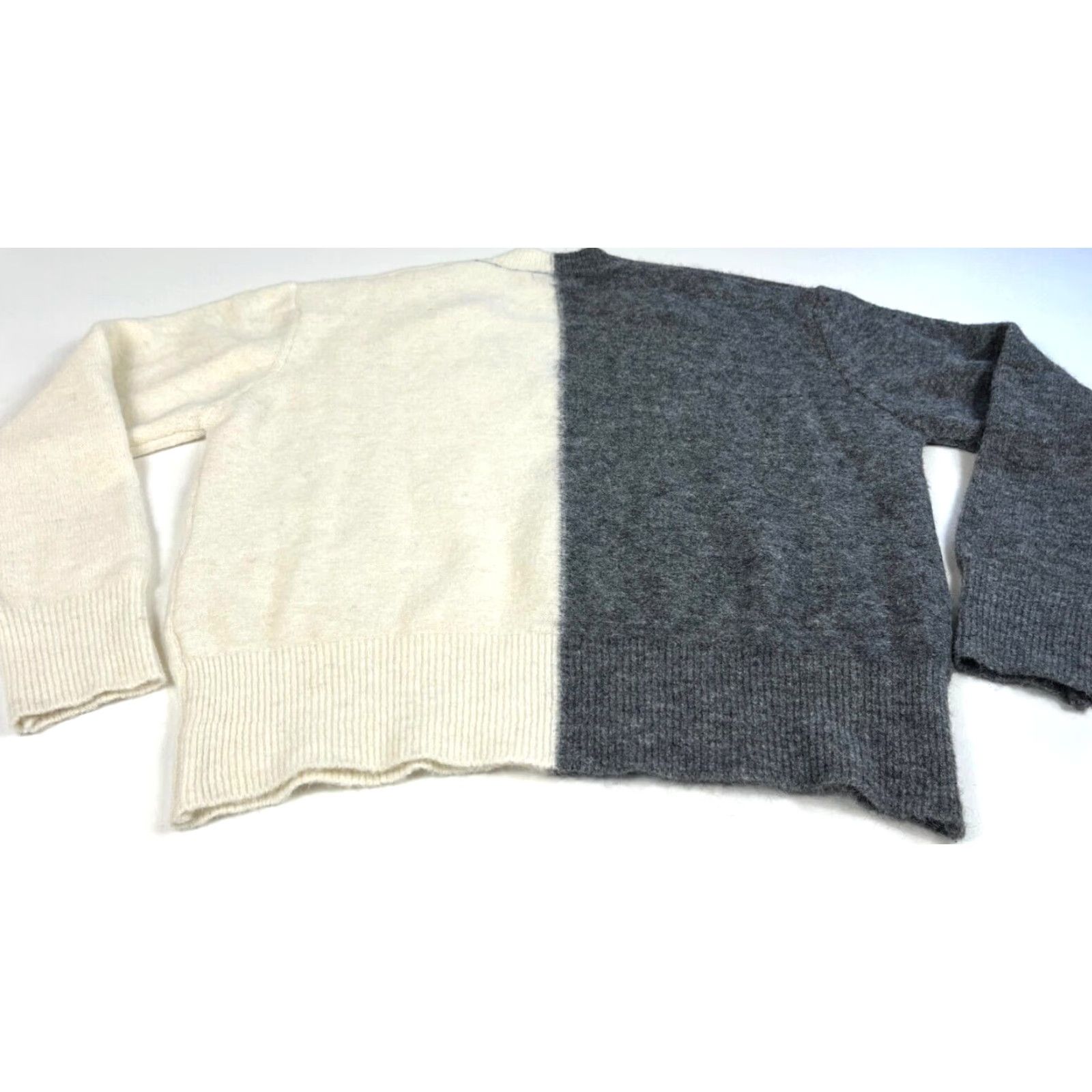 Vintage Bartolini Women’s V-Neck Sweater Two-Tone Knit Pullover Size L Gray White Alpaka Blend Made in Italy Size L / US 10 / IT 46 - 5 Thumbnail