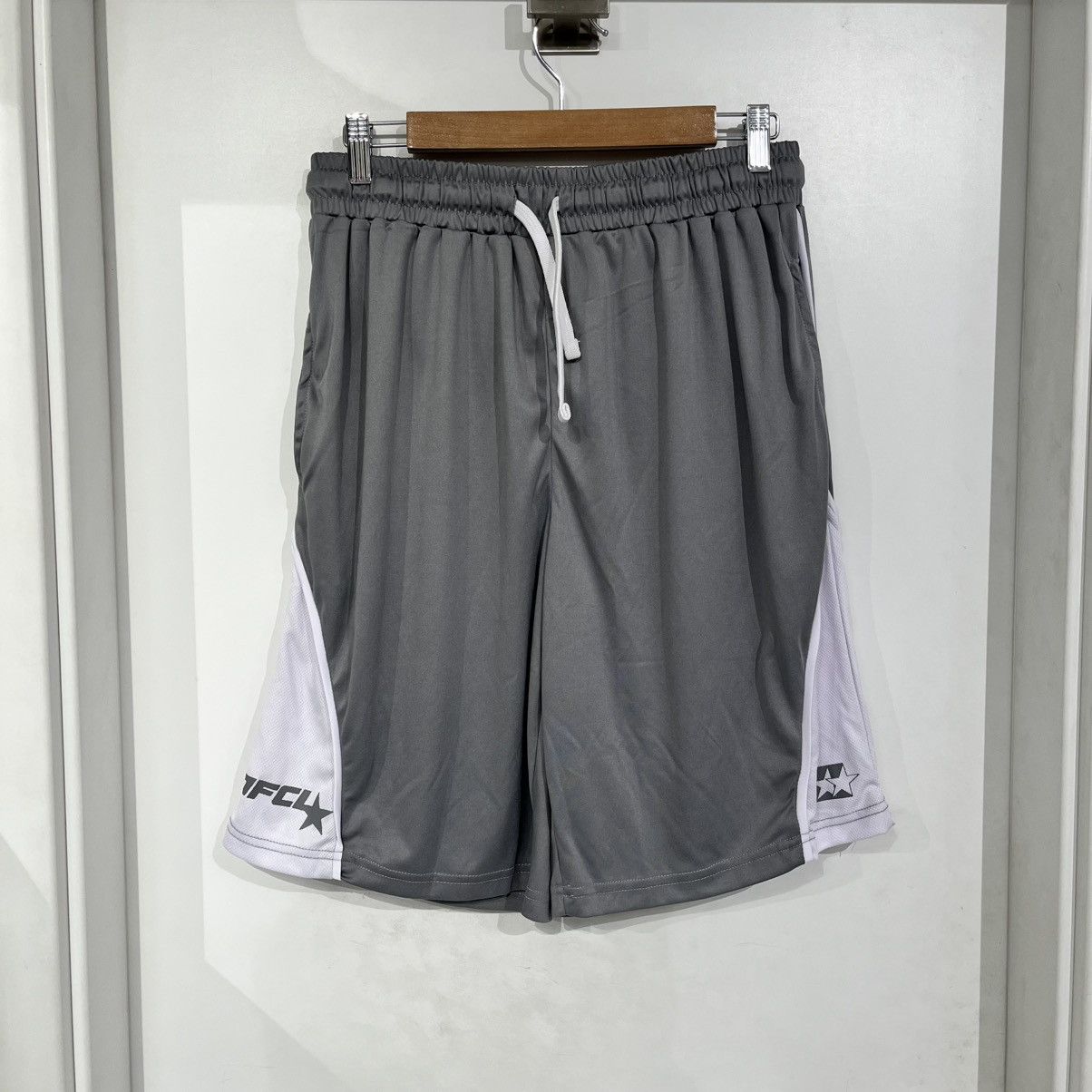 Boohoo Shorts Grey Size US 30 / EU 46 - 1 Thumbnail