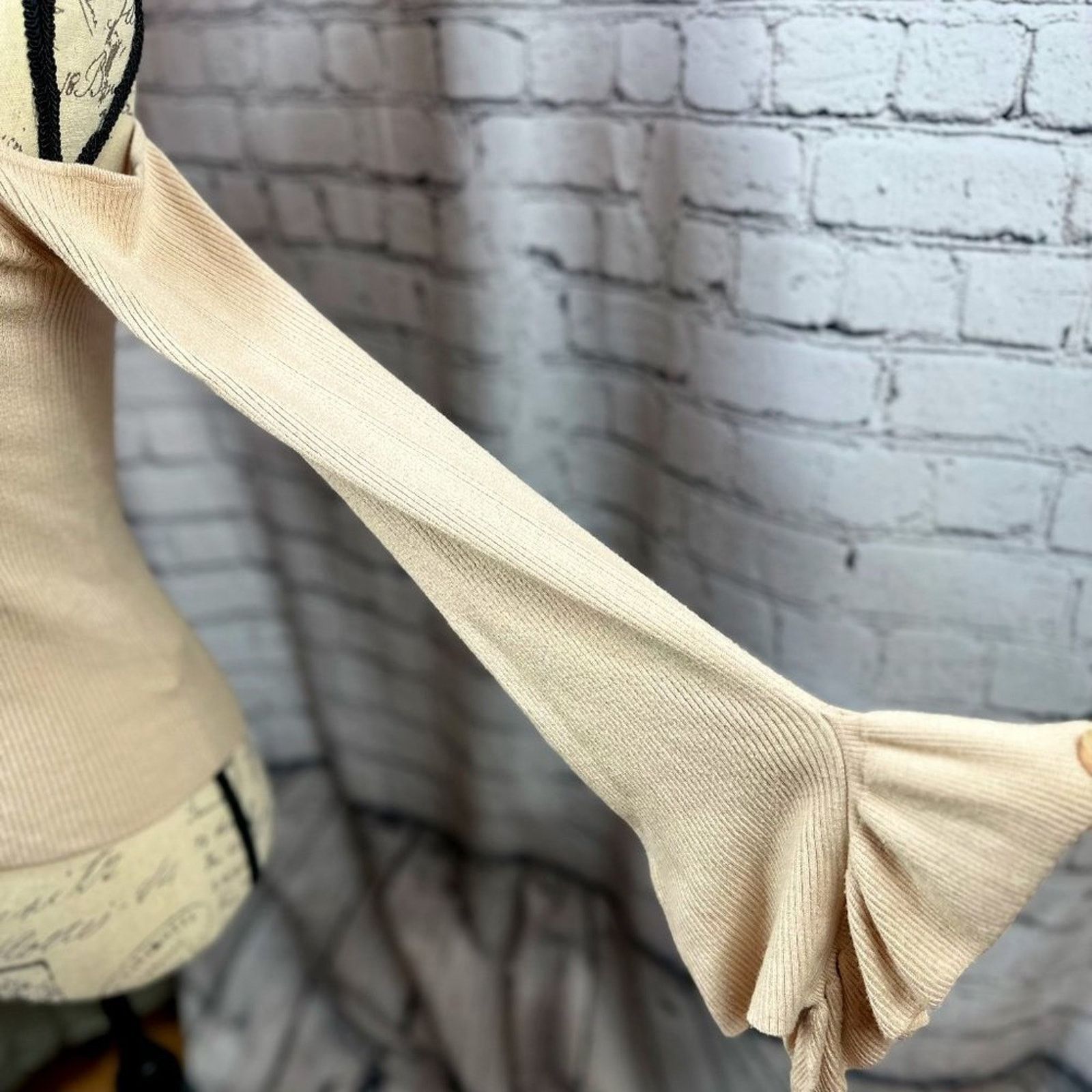 Express Express Cold Shoulder V Neck Bell Sleeve Sweater Blush M Size M / US 6-8 / IT 42-44 - 10 Thumbnail