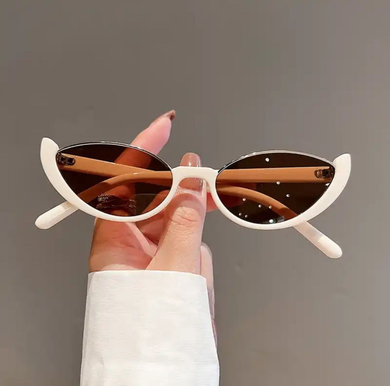 American Retro × Vintage White Rim Sky Tinted Round Lens Sunglasses/Frames Size ONE SIZE - 1 Preview
