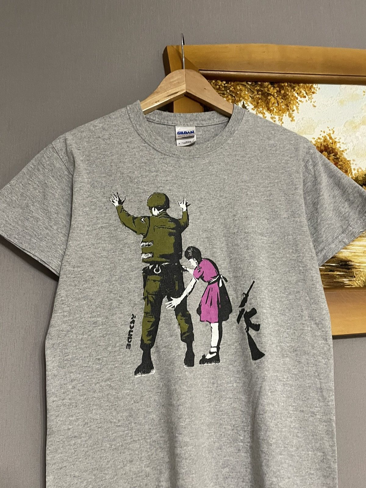 Gildan Vintage Banksy Girl and Soldier tee Size US S / EU 44-46 / 1 - 3 Thumbnail
