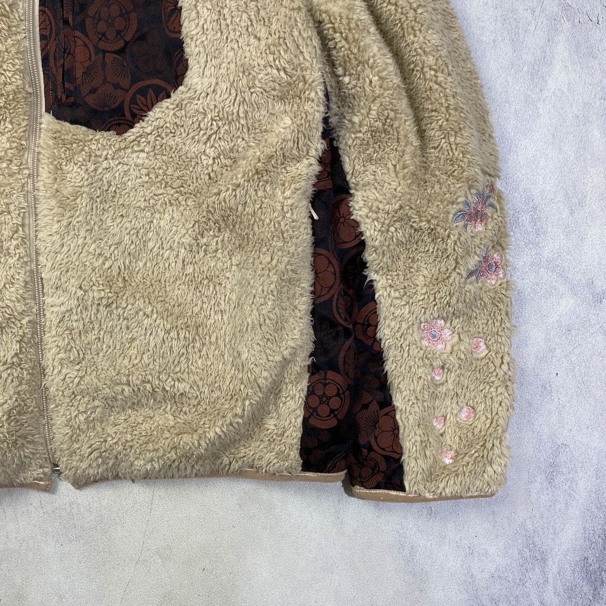 Japanese Brand Karakuri Tamashii Sakura Floral Embroidery Boa Fleece Jacket Size US XL / EU 56 / 4 - 4 Thumbnail