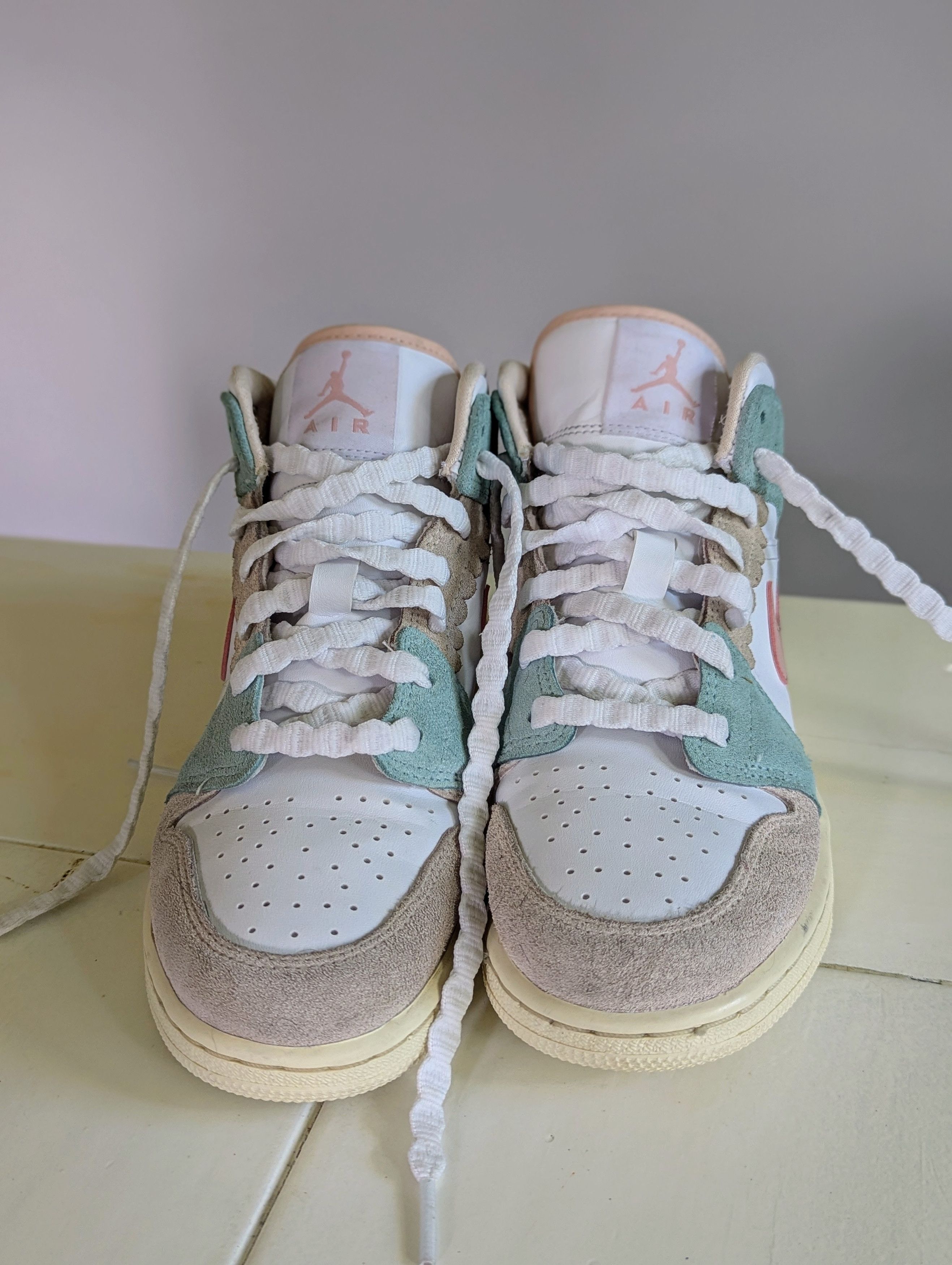Nike Nike Air Jordan 1 Mid SE GS Scalloped Edge 5.5Y (Women 7) Size US 7 / IT 37 - 2 Thumbnail