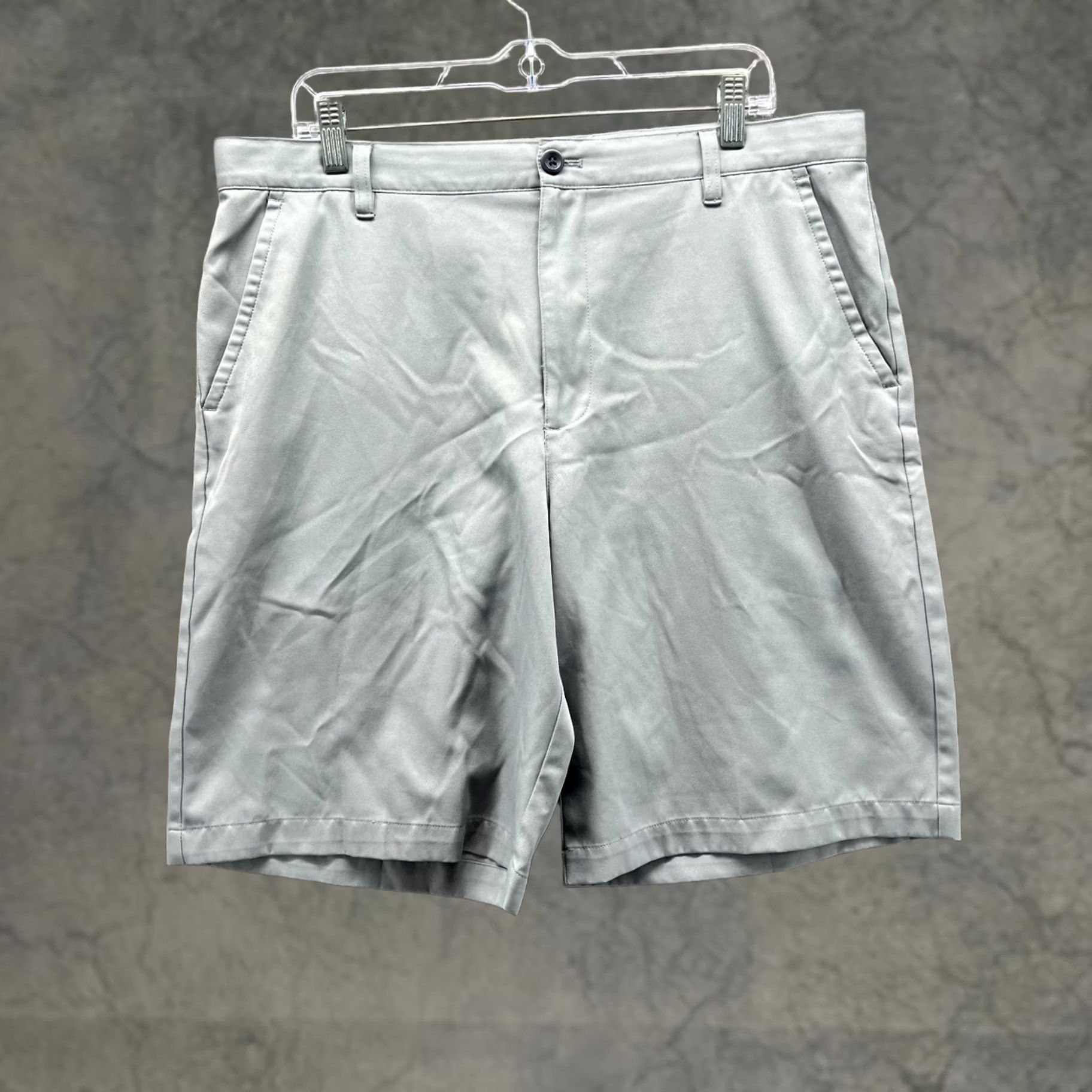 Izod Izod Shorts Men 36 Gray Chino Flat Front Athletic Golf Flat Stretch Casual Business Travel Button Front Pocket Slash Pocket Cotton Size US 36 / EU 52 - 1 Thumbnail