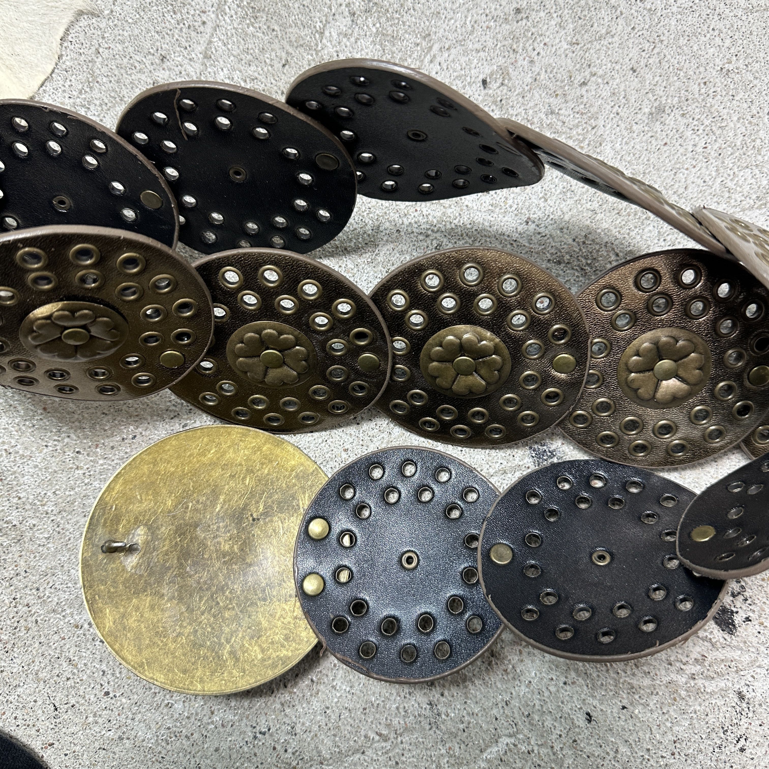 Vintage Vintage Avant Garde Concho Gold Metal Belt Y2K Size ONE SIZE - 3 Thumbnail