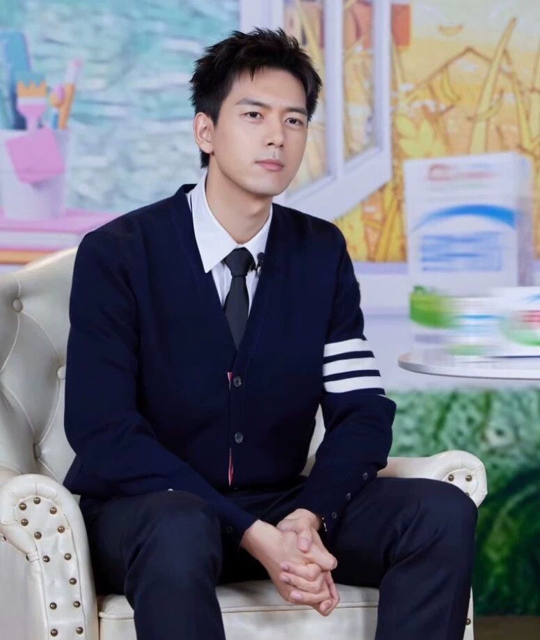 Thom Browne Thom Browne size4 Dark blue wool V-neck single row knitted Size US XL / EU 56 / 4 - 9 Thumbnail