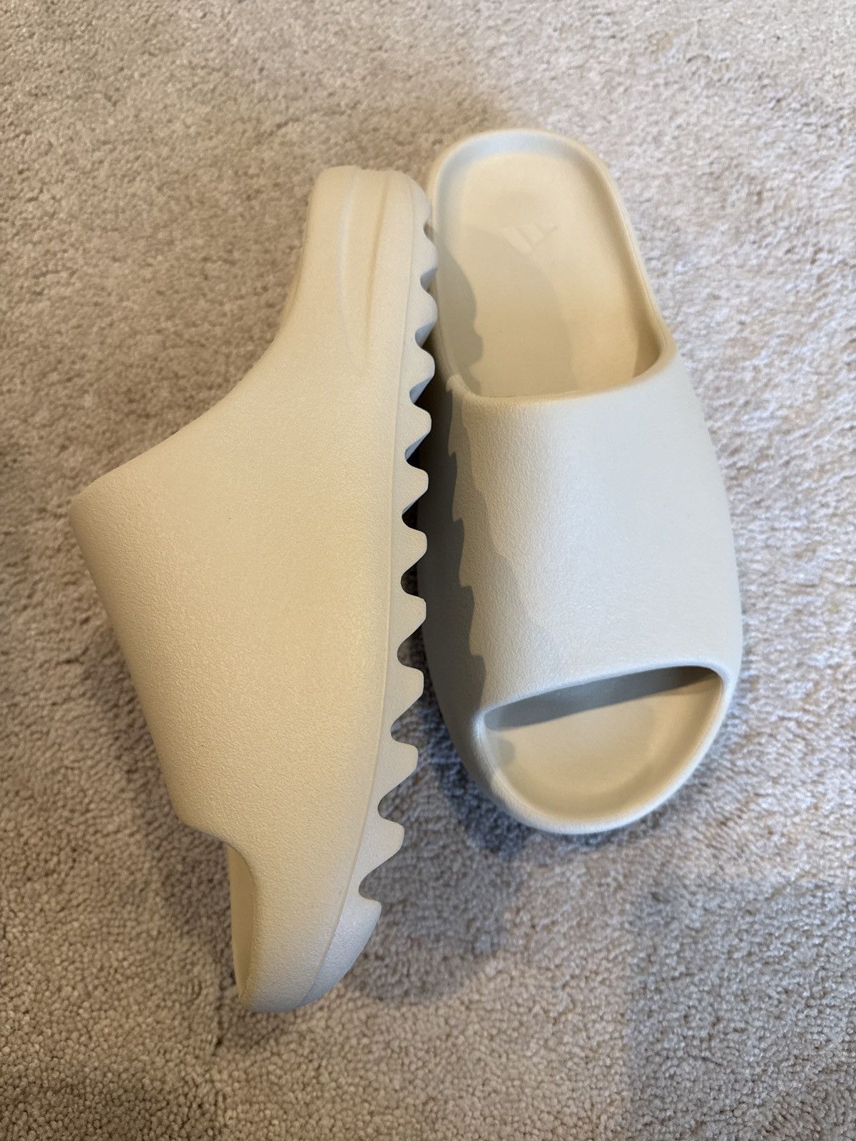 Yeezy 🔥 yeezy slides bone 2022/2023 restock size 10 Size US 10 / EU 43 - 2 Thumbnail