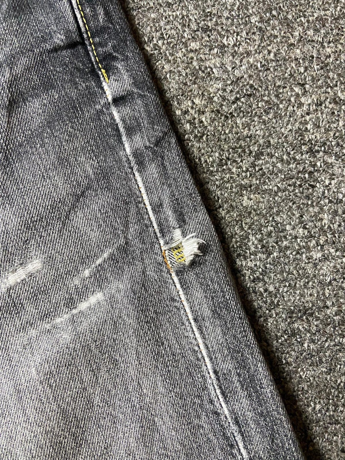 Uniqlo UNIQLO UJ Distressed Denim Jeans (142) Size US 32 / EU 48 - 6 Thumbnail