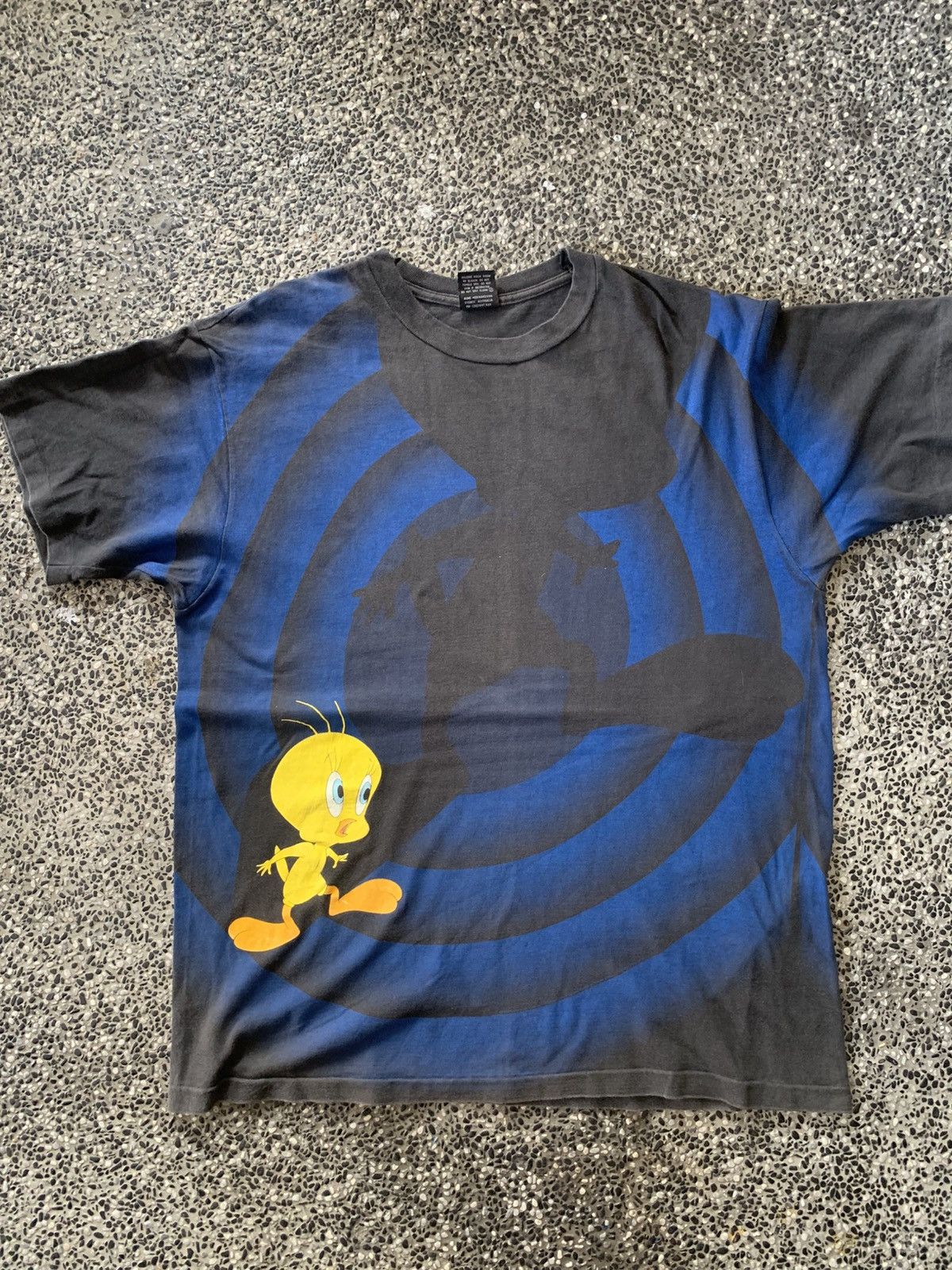 Vintage Vintage 90s Tweety Looney Tunes AOP Bulleyes T Shirt Size US L / EU 52-54 / 3 - 12 Thumbnail