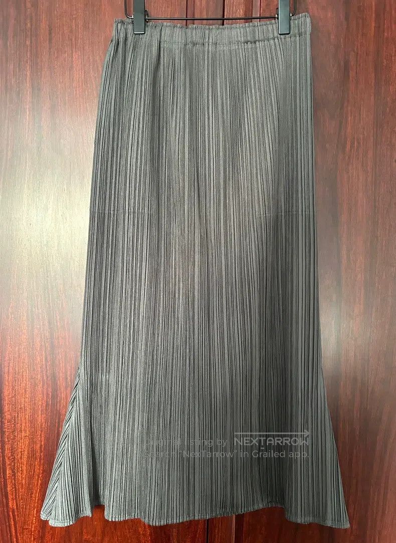 Issey Miyake Issey Miyake Carbon Gray Small Mermaid Midi Skirt Size 25" / US 0 / IT 36 - 1 Thumbnail