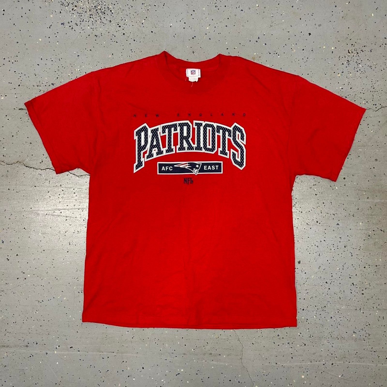 NFL Y2K New England Patriots red and navy cotton t-shirt Size US XL / EU 56 / 4 - 1 Thumbnail