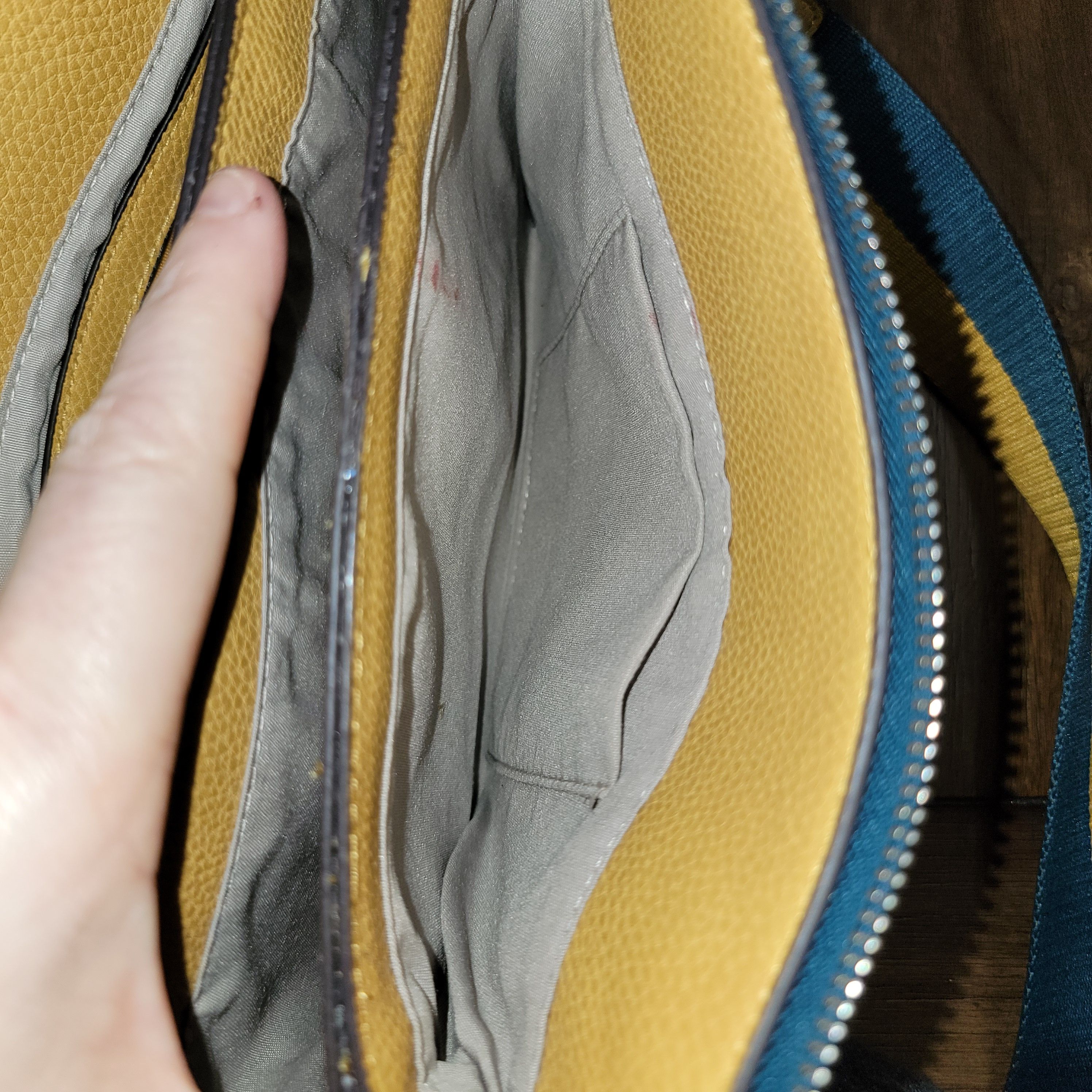Other Sondra Roberts Crossbody Purse w/ 3 Pockets, Wide Strap Size ONE SIZE - 4 Thumbnail