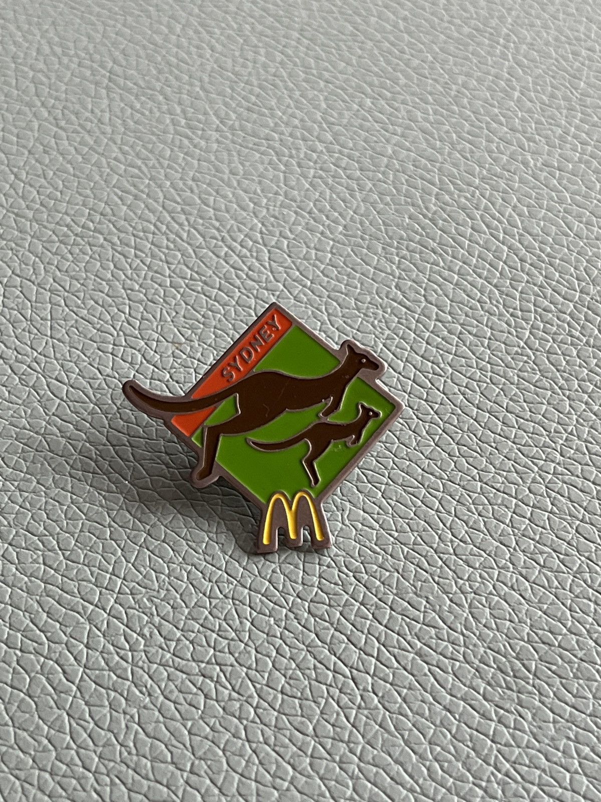 Junk Food × Vintage Mc Donald’s x Sydney vintage pin (90´s) Size ONE SIZE - 1 Thumbnail