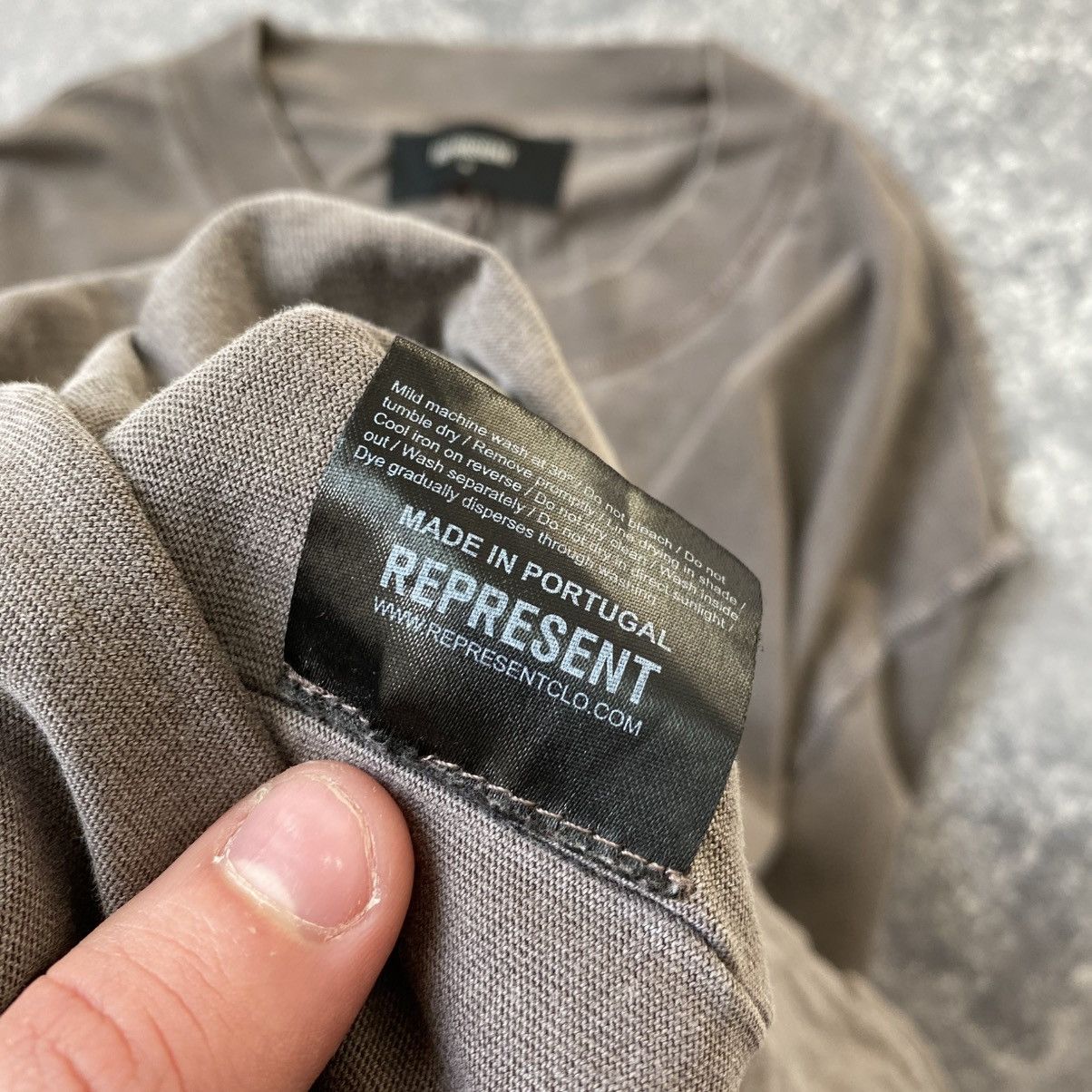 Designer × Represent Clo. Men’s Represent Small logo basic designer rare tee Size US M / EU 48-50 / 2 - 8 Thumbnail