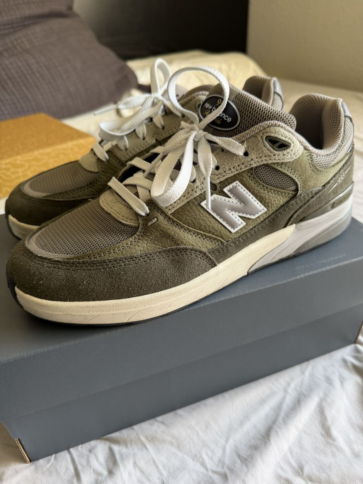 New Balance New Balance 933 Andrew Reynolds gently used 9.5 Size US 9.5 / EU 42-43 - 2 Thumbnail