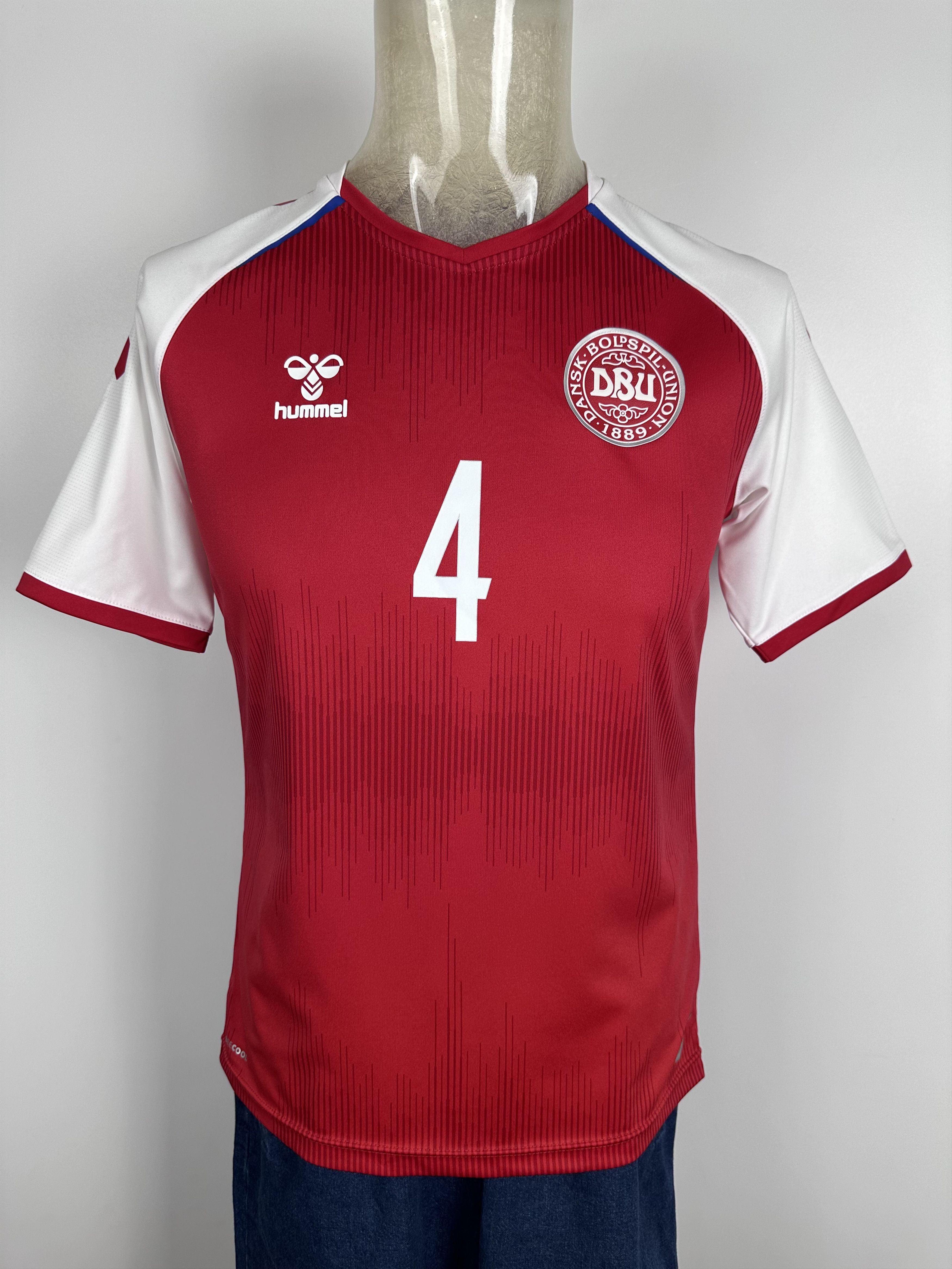Hummel DENMARK 2022 23 SHIRT FOOTBALL SOCCER JERSEY HUMMEL #4 Kjaer Size US S / EU 44-46 / 1 - 4 Thumbnail