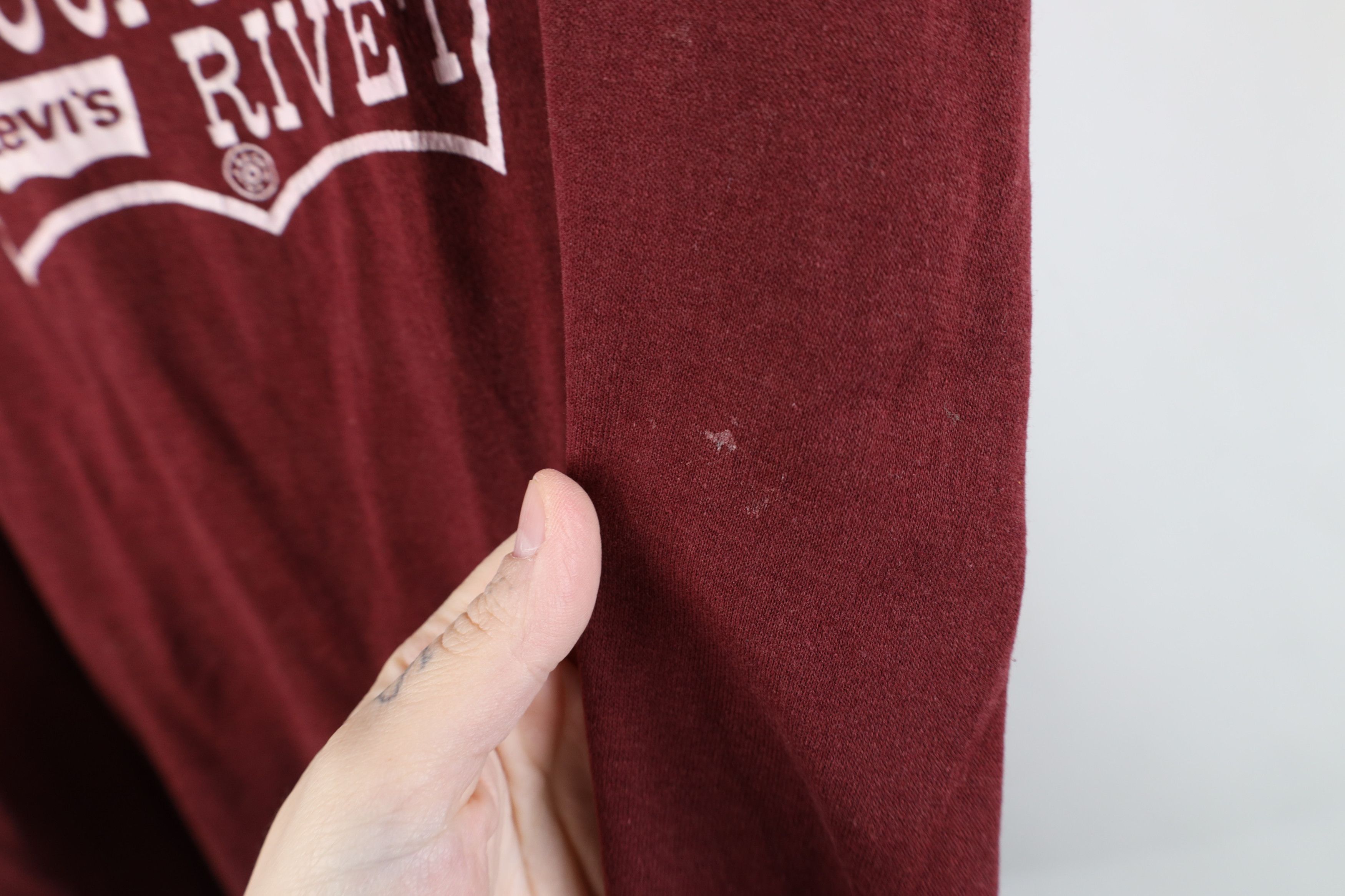 Vintage Vintage 70s 80s Levis Spell Out Patch Rivet T-Shirt Red USA Size US L / EU 52-54 / 3 - 12 Thumbnail