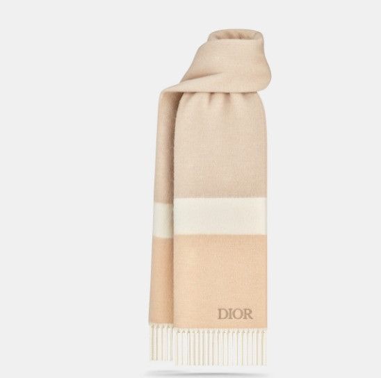 o1w1db10425 31E001 Size: OS Oversized Scarf