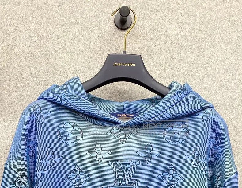 Louis Vuitton Louis Vuitton Blue Gradient Full Logo Sweatshirt Size US M / EU 48-50 / 2 - 5 Thumbnail