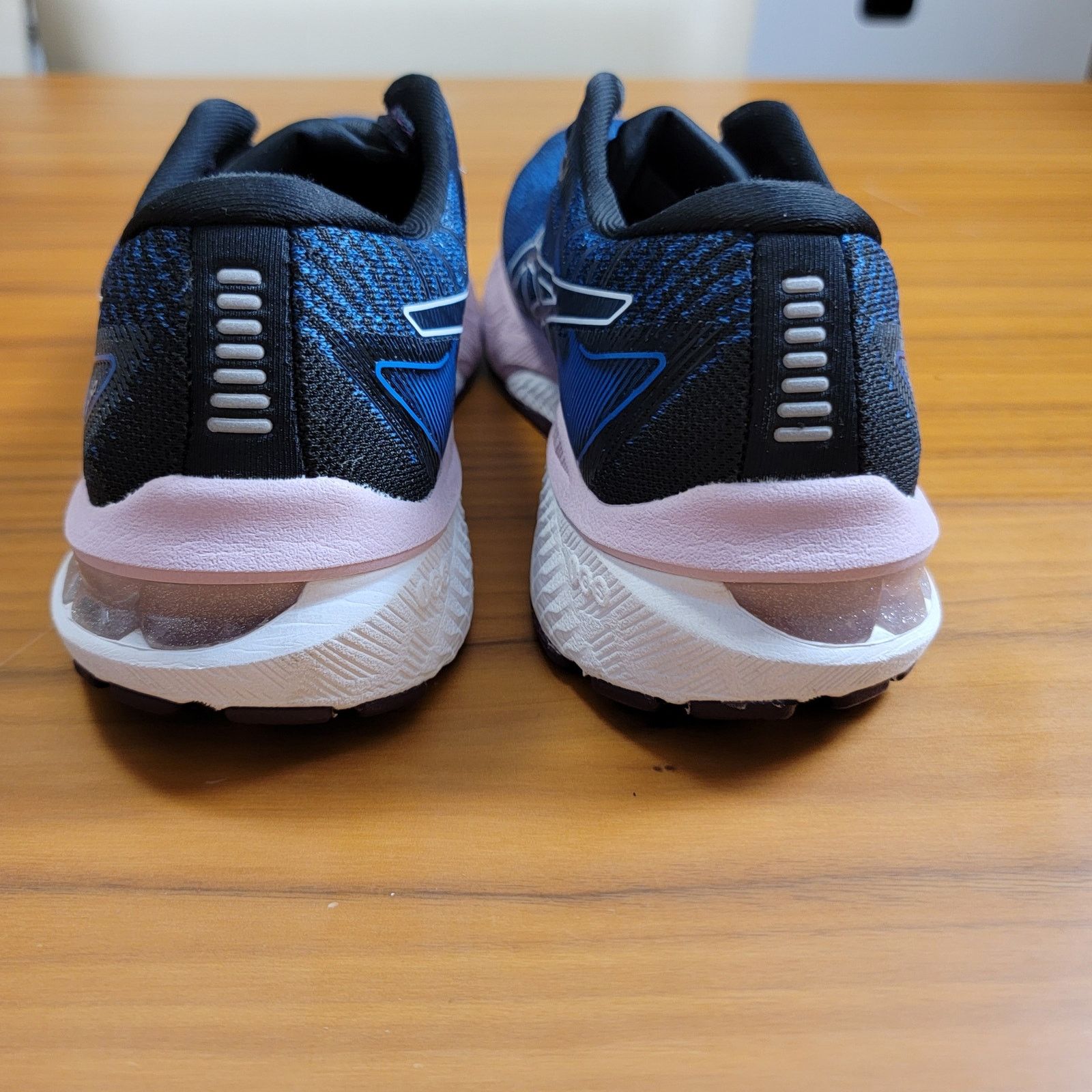 Asics ASICS Wmns GT 2000 10 Lake Drive White Sz 7.5 1012B045 402 Size US 7.5 / IT 37.5 - 3 Thumbnail
