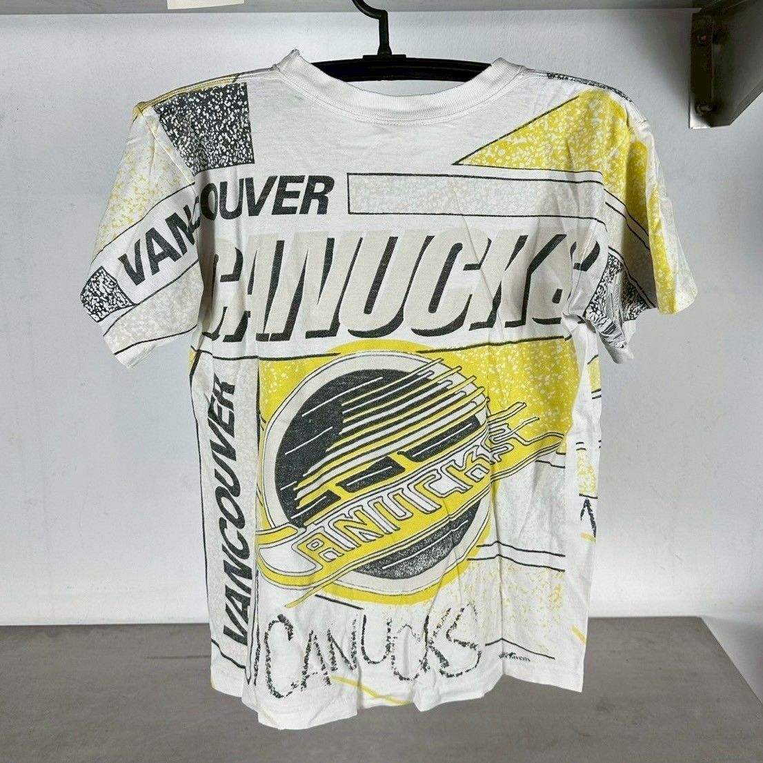 Vintage Vintage 90s Vancouver Canucks All Over Print NHL AOP T-shirt Size US S / EU 44-46 / 1 - 2 Thumbnail