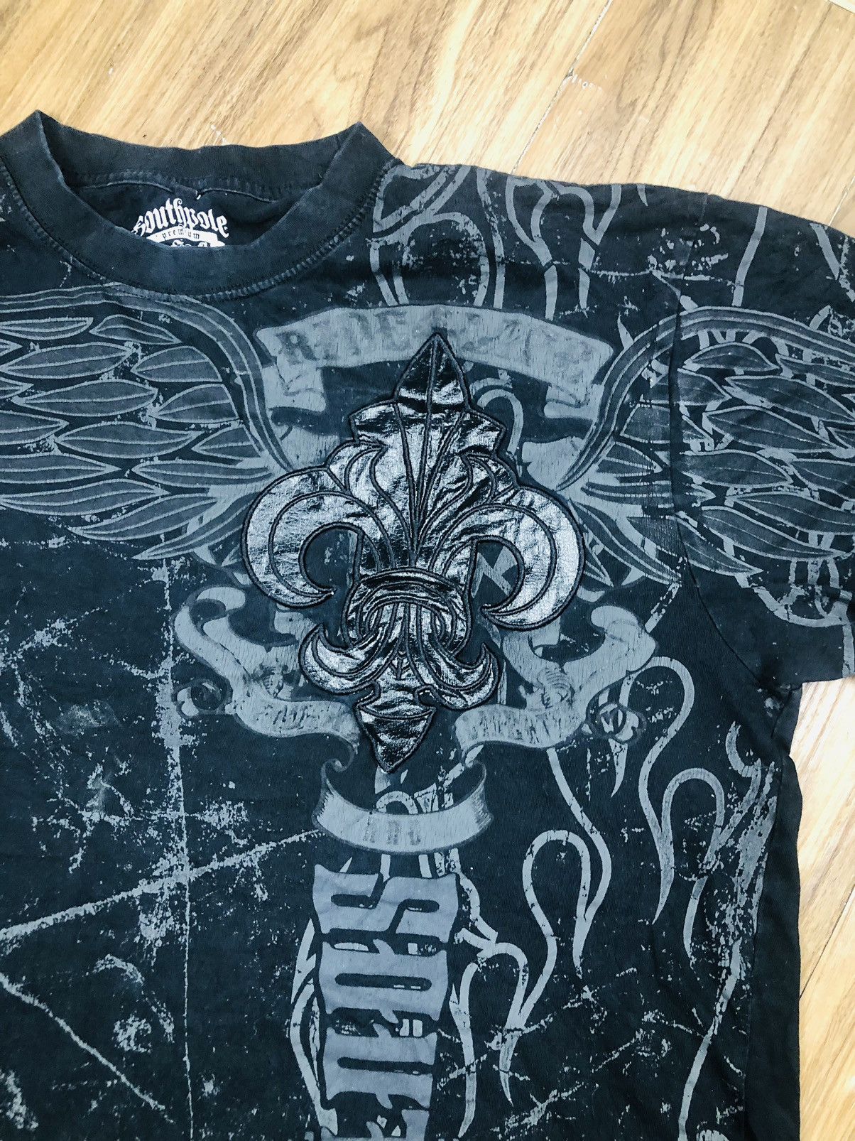 Southpole Southpole XL Black Fleur-de-lis Distressed Graphic Tee (39) Size US XL / EU 56 / 4 - 4 Thumbnail