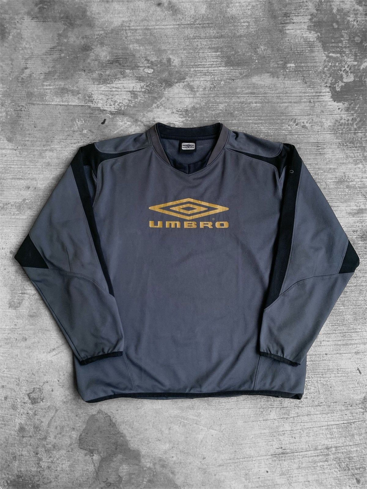 Umbro Vintage Umbro Football Pullover Grey Black Y2K Size US L / EU 52-54 / 3 - 1 Thumbnail