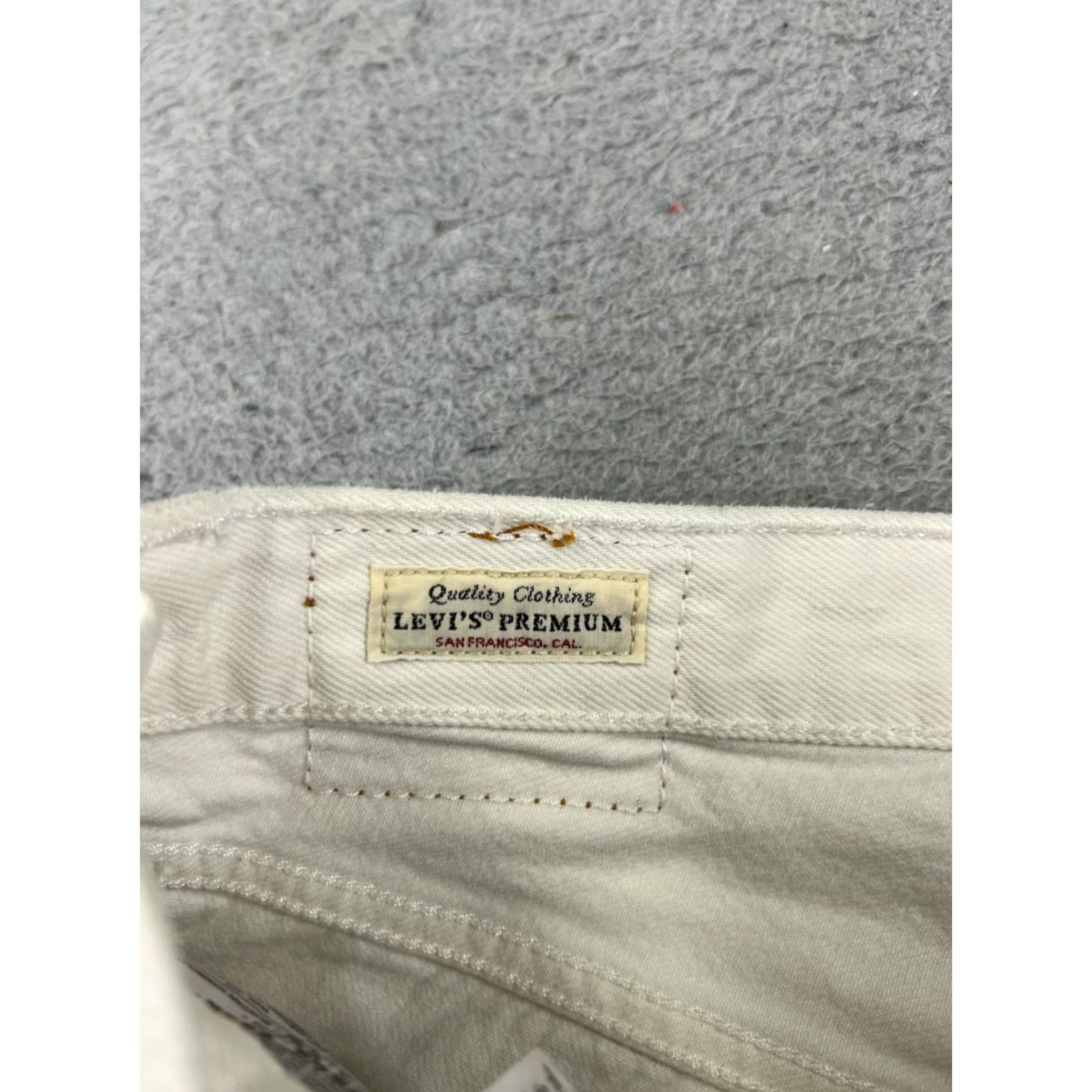 Levi's VINTAGE Levi's Shorts Womens 28 White Denim Cut-Off 501 Button Fly 5-Pocket Regular Rise 5in Inseam Beach Casual Womens Size 28" / US 6 / IT 42 - 7 Thumbnail