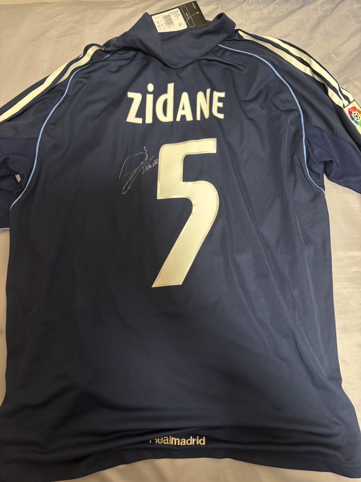 Adidas Real madrid 2005/06 away zidane signed shirt with autogtraph Size US L / EU 52-54 / 3 - 6 Thumbnail