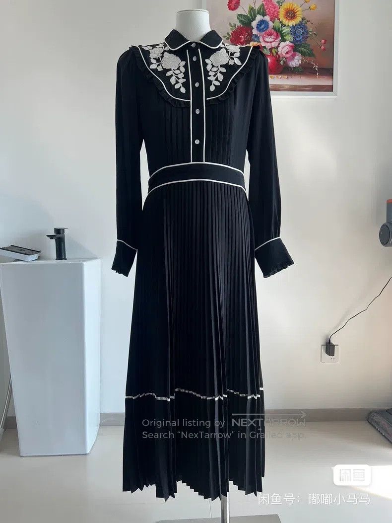 Valentino Heavy embroidered Hepburn-style long-sleeved ple