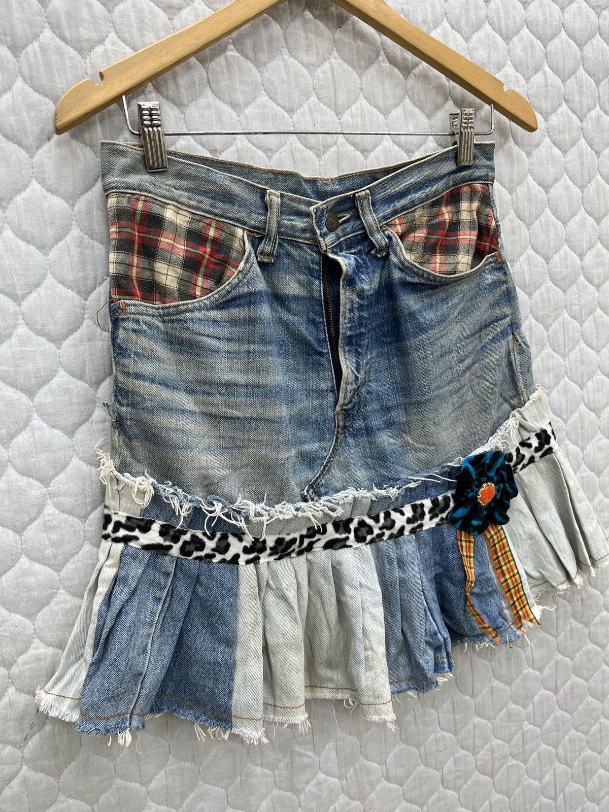 Levi's 🔥🔥🔥STEALS LEVIS CUSTOM SKIRTS Size 29" - 2 Thumbnail