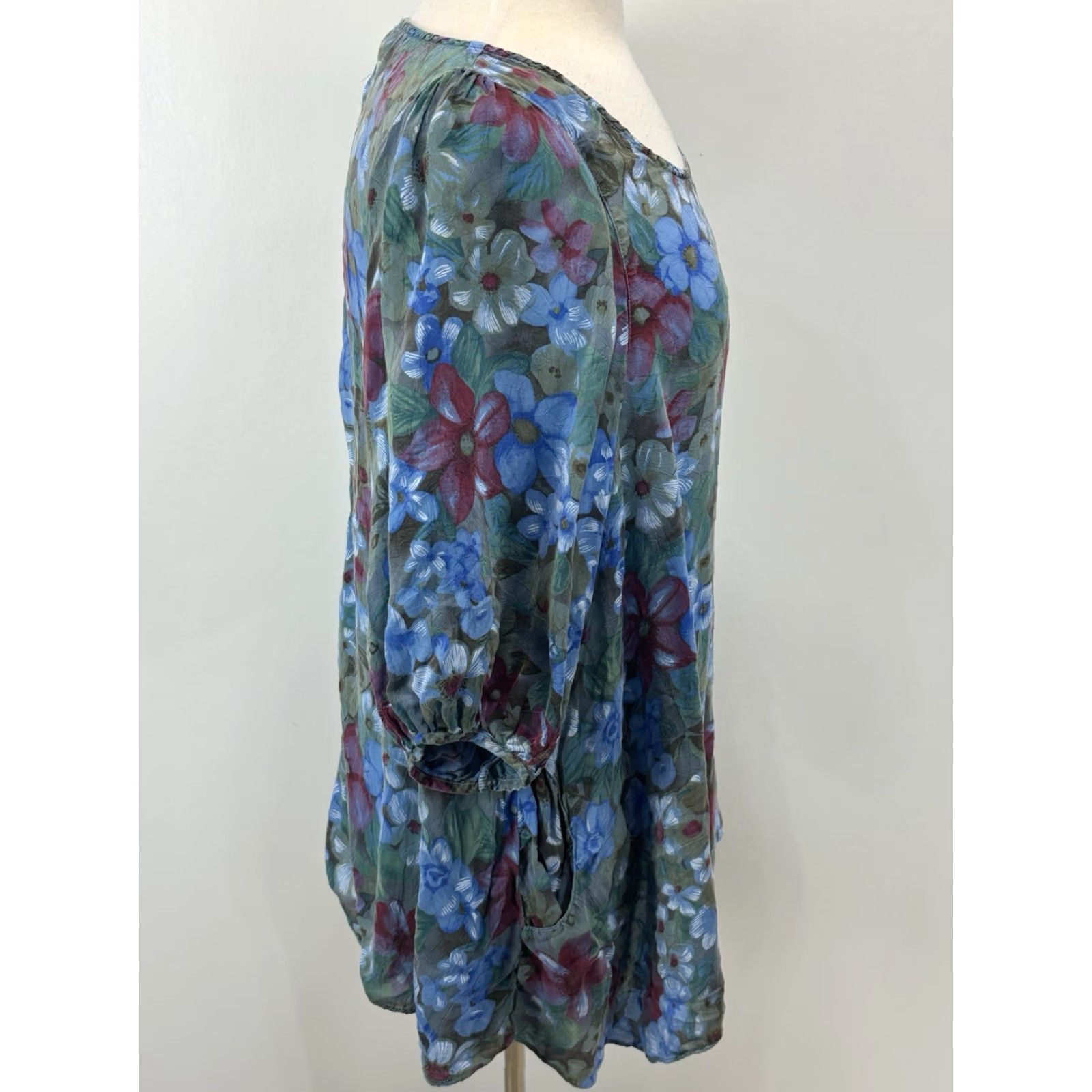 VINTAGE Tianello Women's Tunic Top Shirt Medium Blue Floral Short Sleeve Puff Sleeve Scoop Neck Rayon Made USA Womens