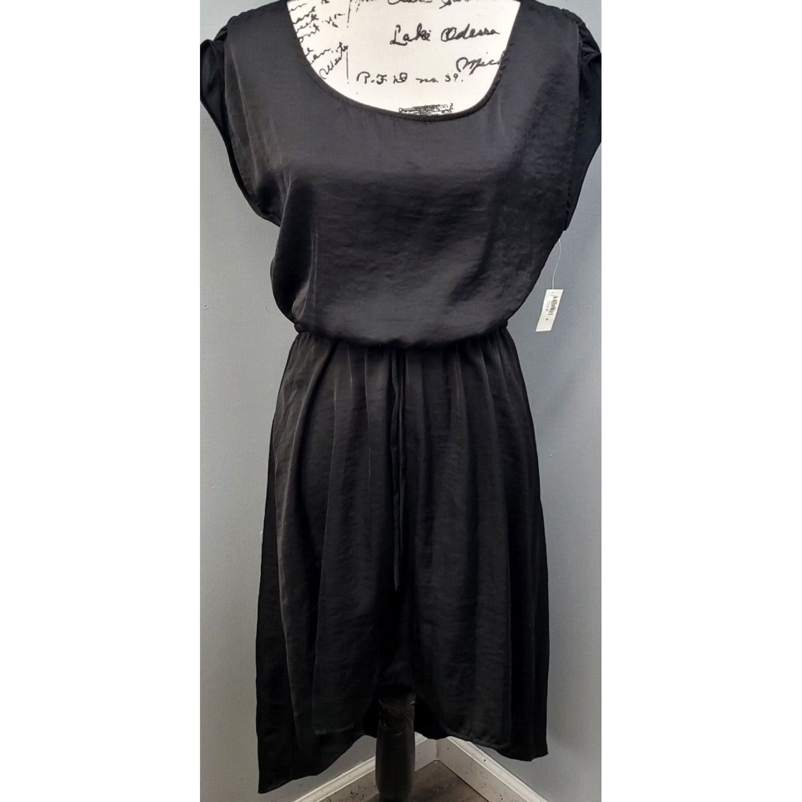 Old Navy Old Navy Dress Womens Medium Black Plain Cinch Waist Tie Sleeveless Square Neck Size M / US 6-8 / IT 42-44 - 2 Thumbnail