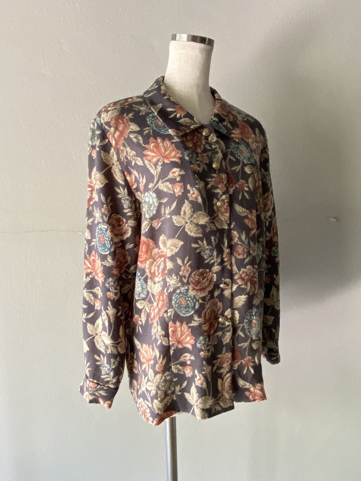 Burberry Burberrys Vintage Floral Button-Up Blouse in Charcoal Size XL / US 12-14 / IT 48-50 - 1 Thumbnail