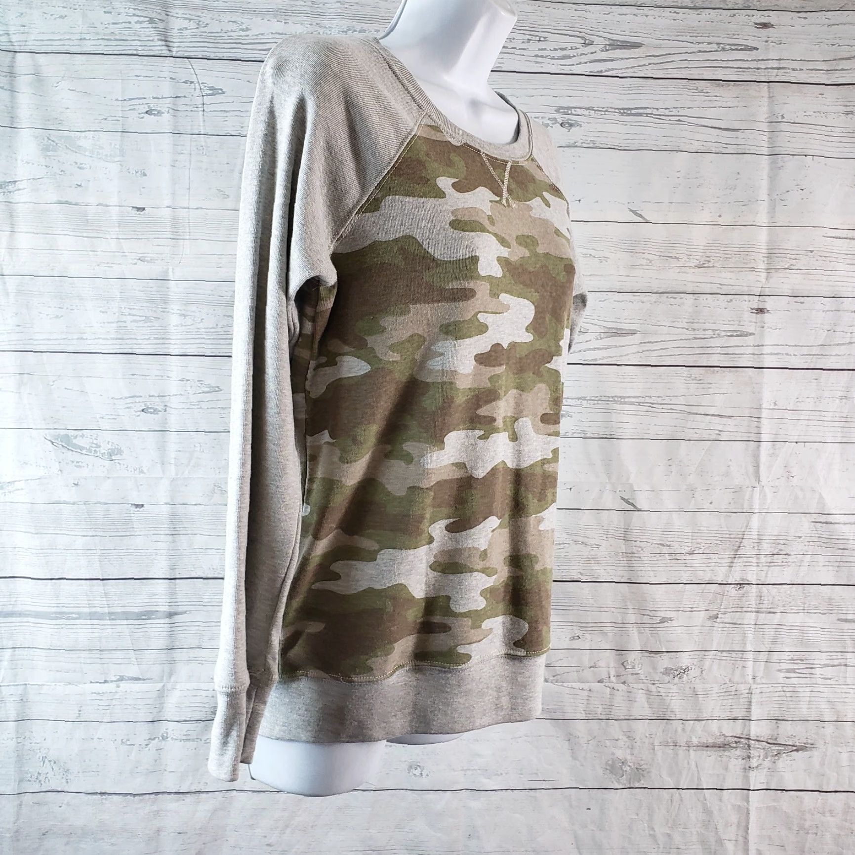 Eddie Bauer Eddie Bauer Women's Sweatshirt XS Gray Camo Cotton Blend Long Sleeve Pullover Casual Shirt Womens XS Gray Camouflage Modern Pullover Eddie Bauer Size XS / US 0-2 / IT 36-38 - 3 Thumbnail