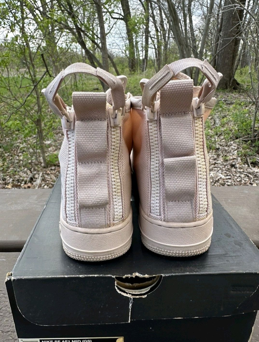 Nike Nike SF Air Force 1 Mid GS AJ0424600 Size 7Y Size US 7 / EU 40 - 4 Thumbnail