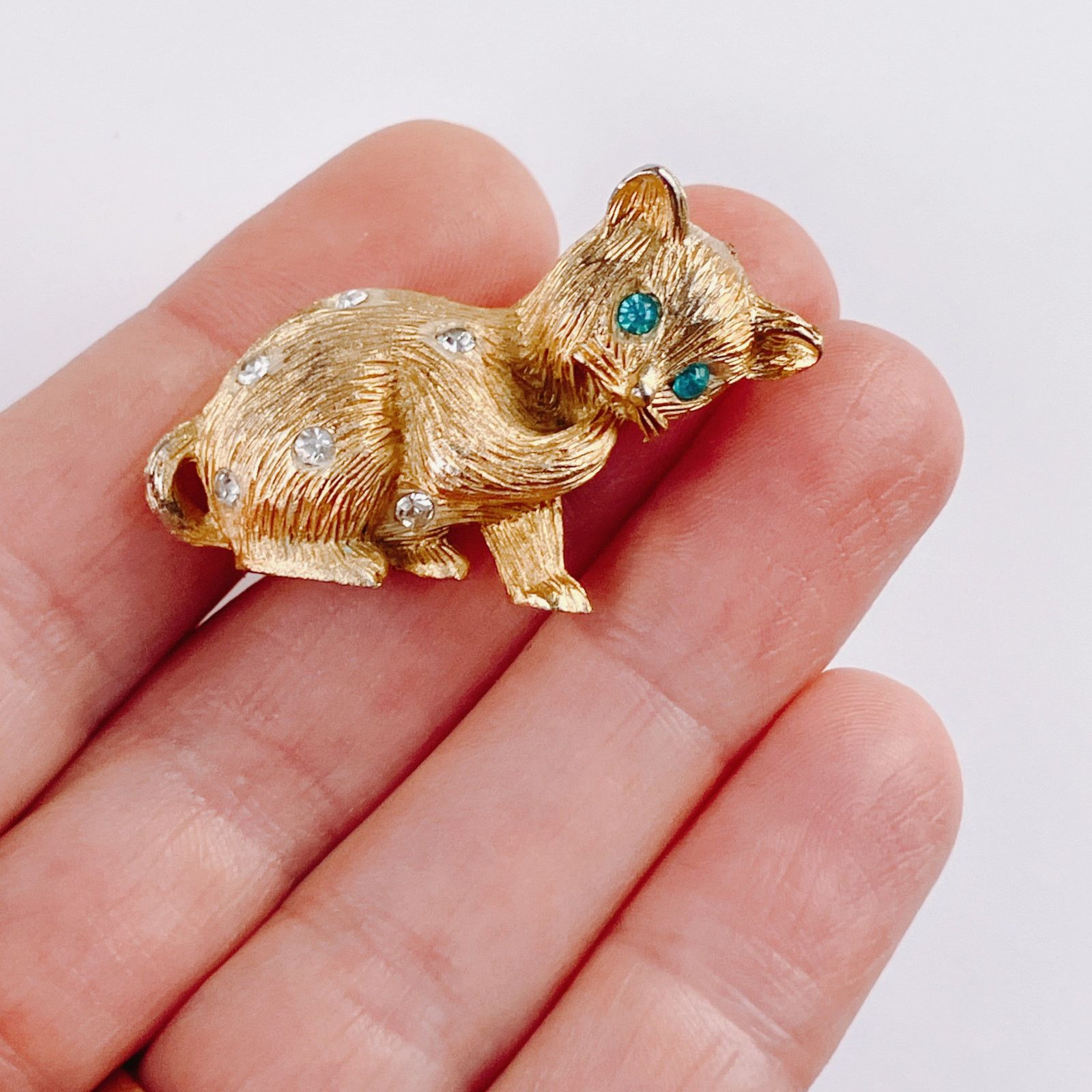 Vintage VTG Mid Century Gold Tone Cat Brooch Aqua Rhinestone Size ONE SIZE - 2 Thumbnail