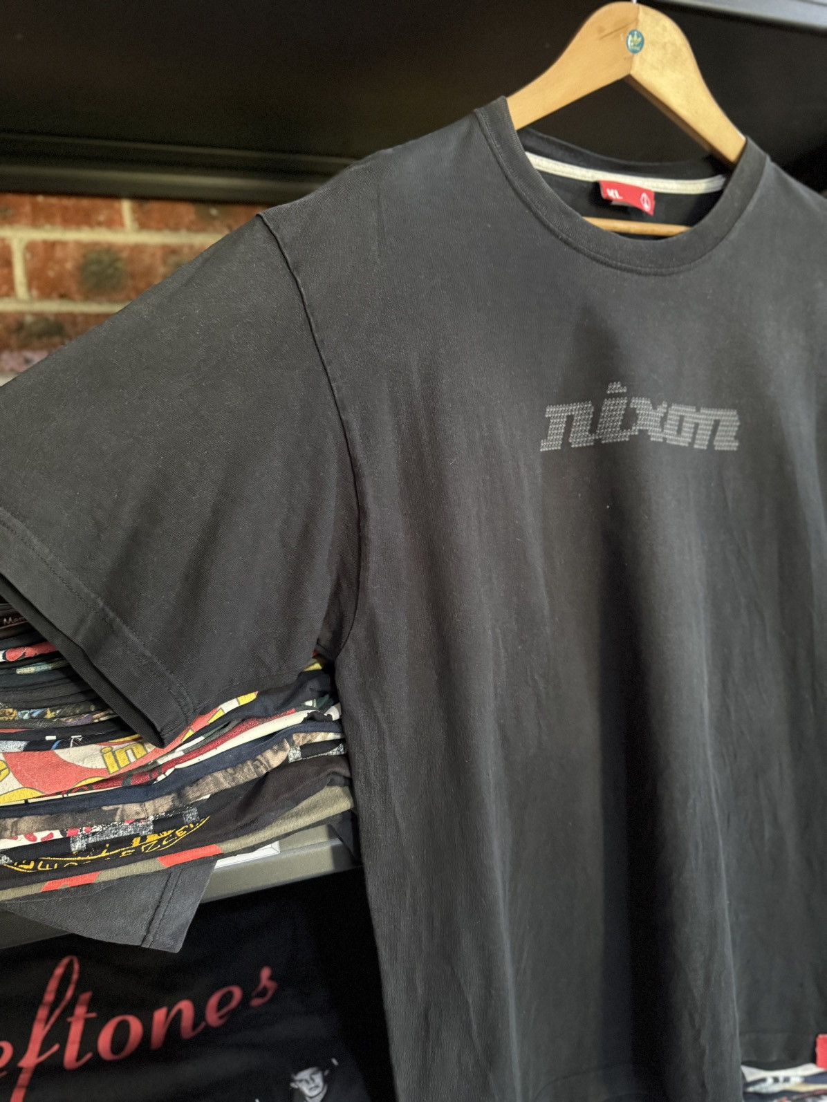 Tribal Streetwear Thrashed Vintage NIXON Sun Faded Usa Tee Size US XL / EU 56 / 4 - 6 Thumbnail