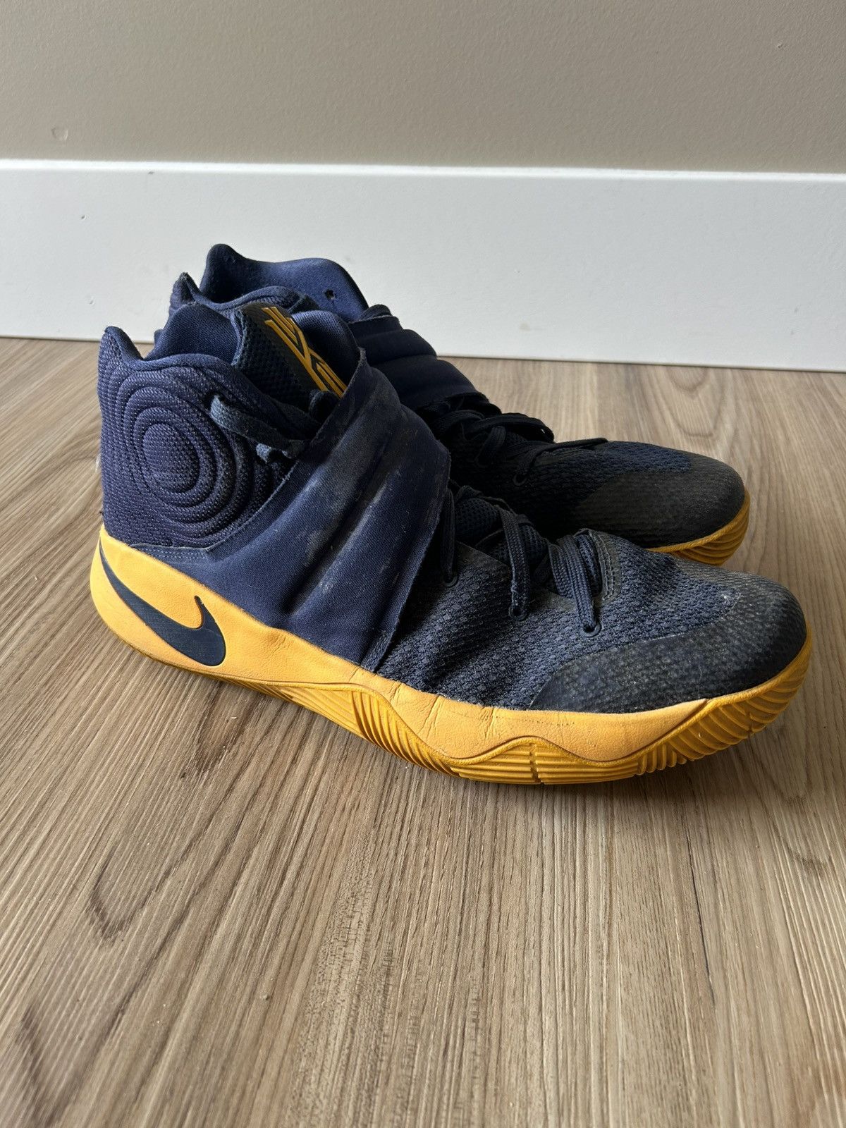Nike Nike Kyrie 2 Cavs Basketball Shoes Size US 13 / EU 46 - 1 Thumbnail